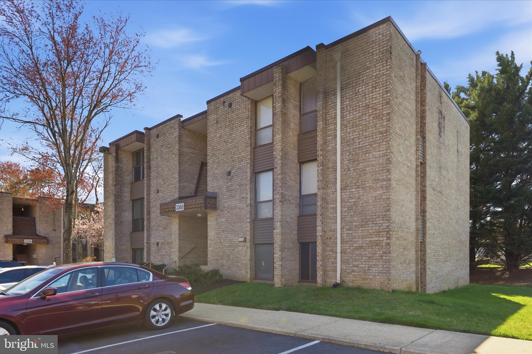 HUNTLEY SQUARE CONDOMINIUMS - Residential
