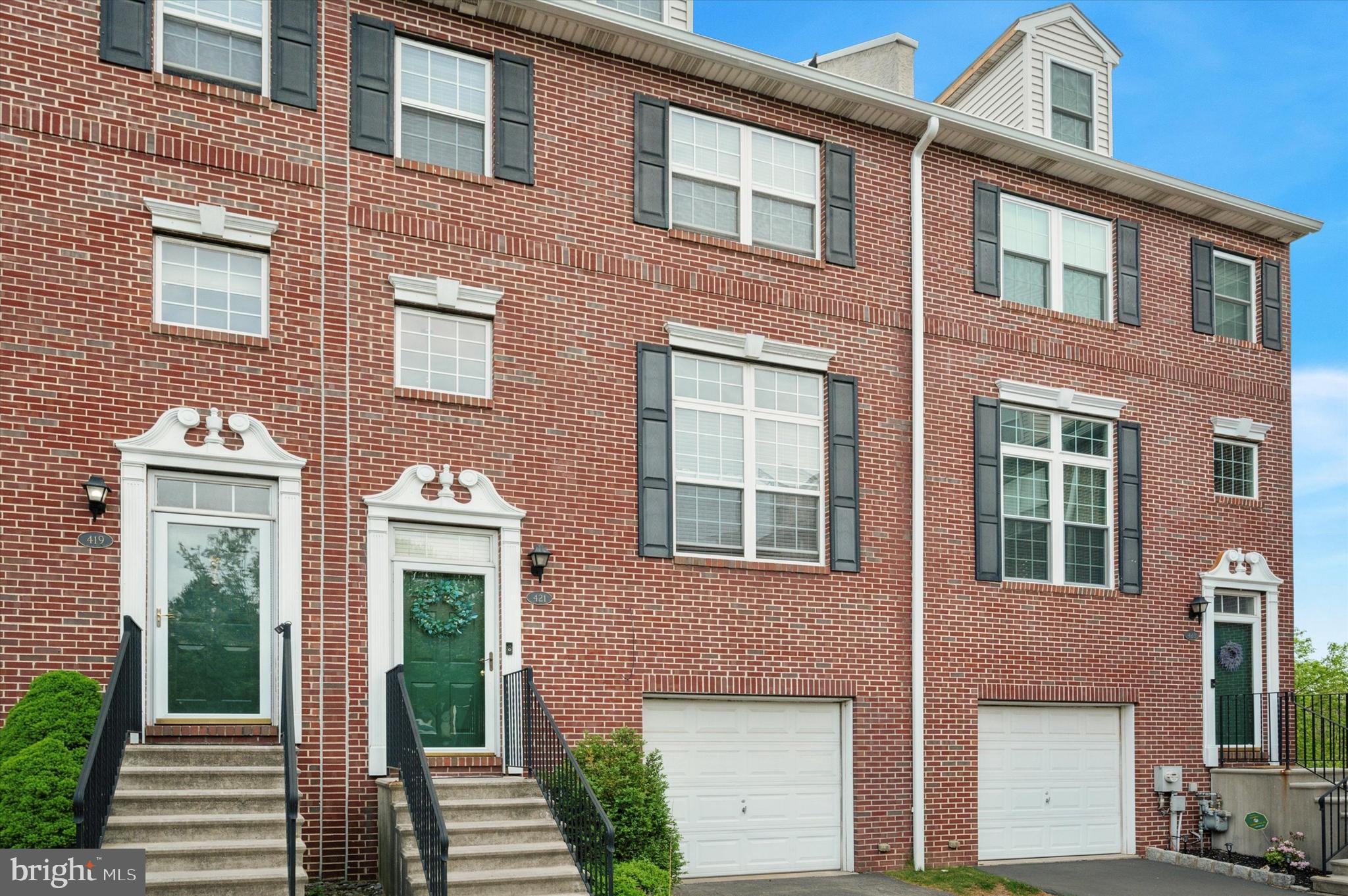 FREEDLEY SQUARE - Residential