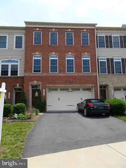 Beautiful 3 BR, 2.5 Bath, 2 car garage home located in a sought after community in Chantilly. This home features gourmet kitchen, w/gas cooking, SS appliances, upgraded newer carpet in the bedrooms and rec room. A newly fenced in back yard! Lots of amenities to include, fitness center, tennis courts, outdoor pool, and walking trail. Located off of Route 50, minutes to Route 28, Dulles Toll Road, I-66, and Fairfax County Parkway.