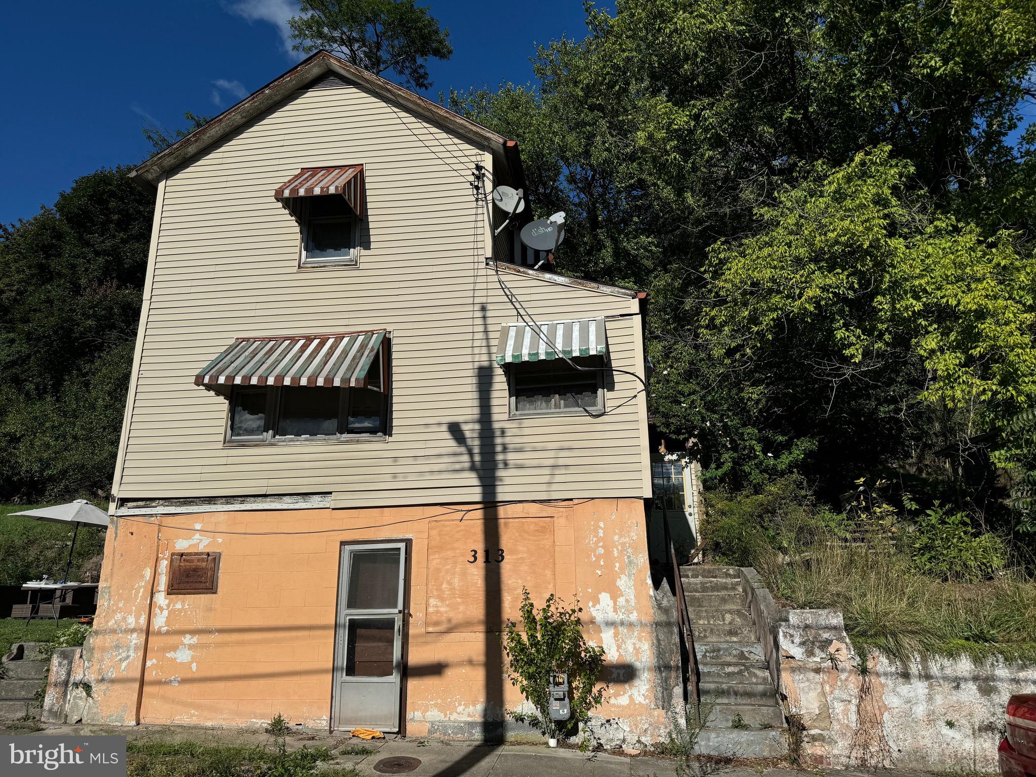 HANDYMAN SPECIAL! Bring your paint brush and hammer! 2 bedroom 1 bathroom with lots of potential!
Come check out these gorgeous views of the city!