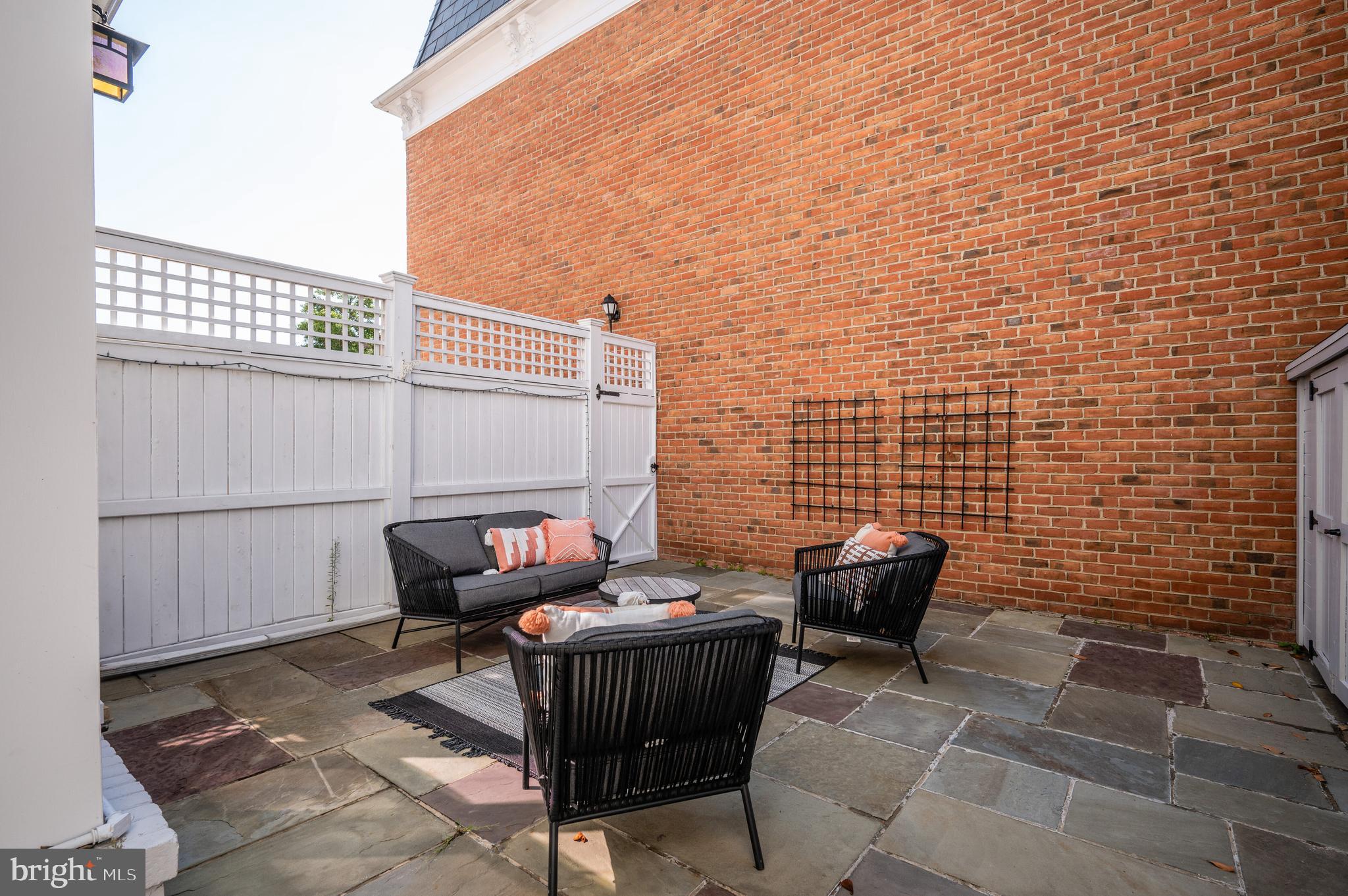 QUEENS ROW - Residential