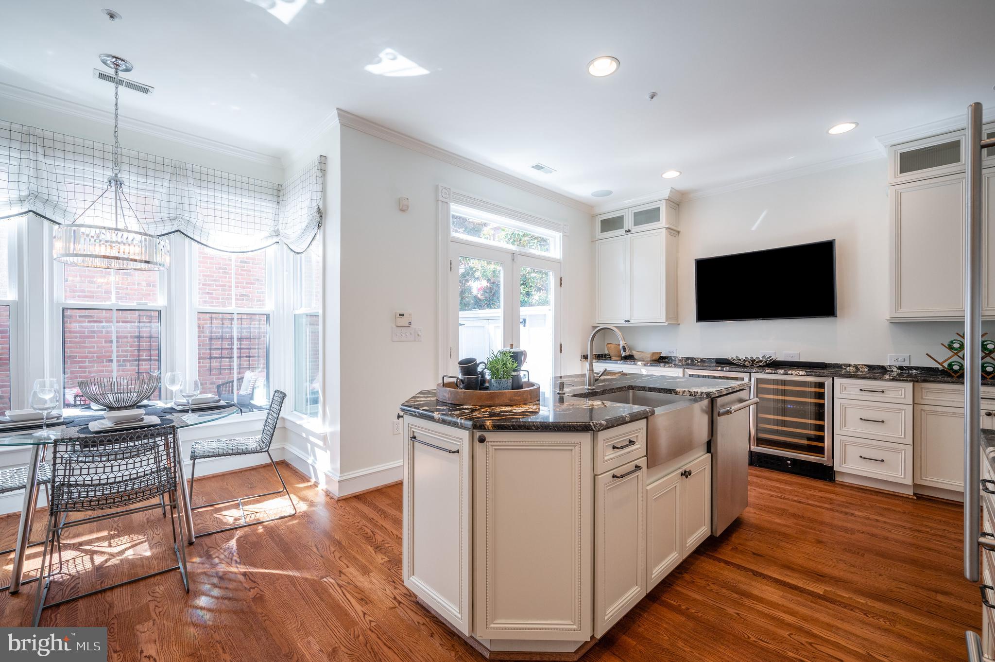 QUEENS ROW - Residential