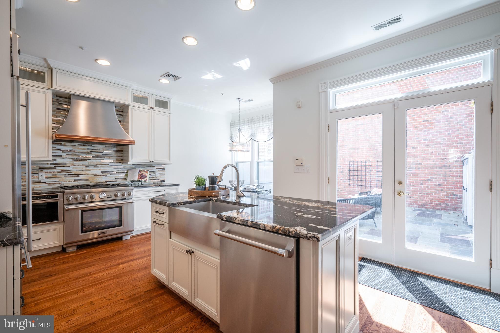 QUEENS ROW - Residential