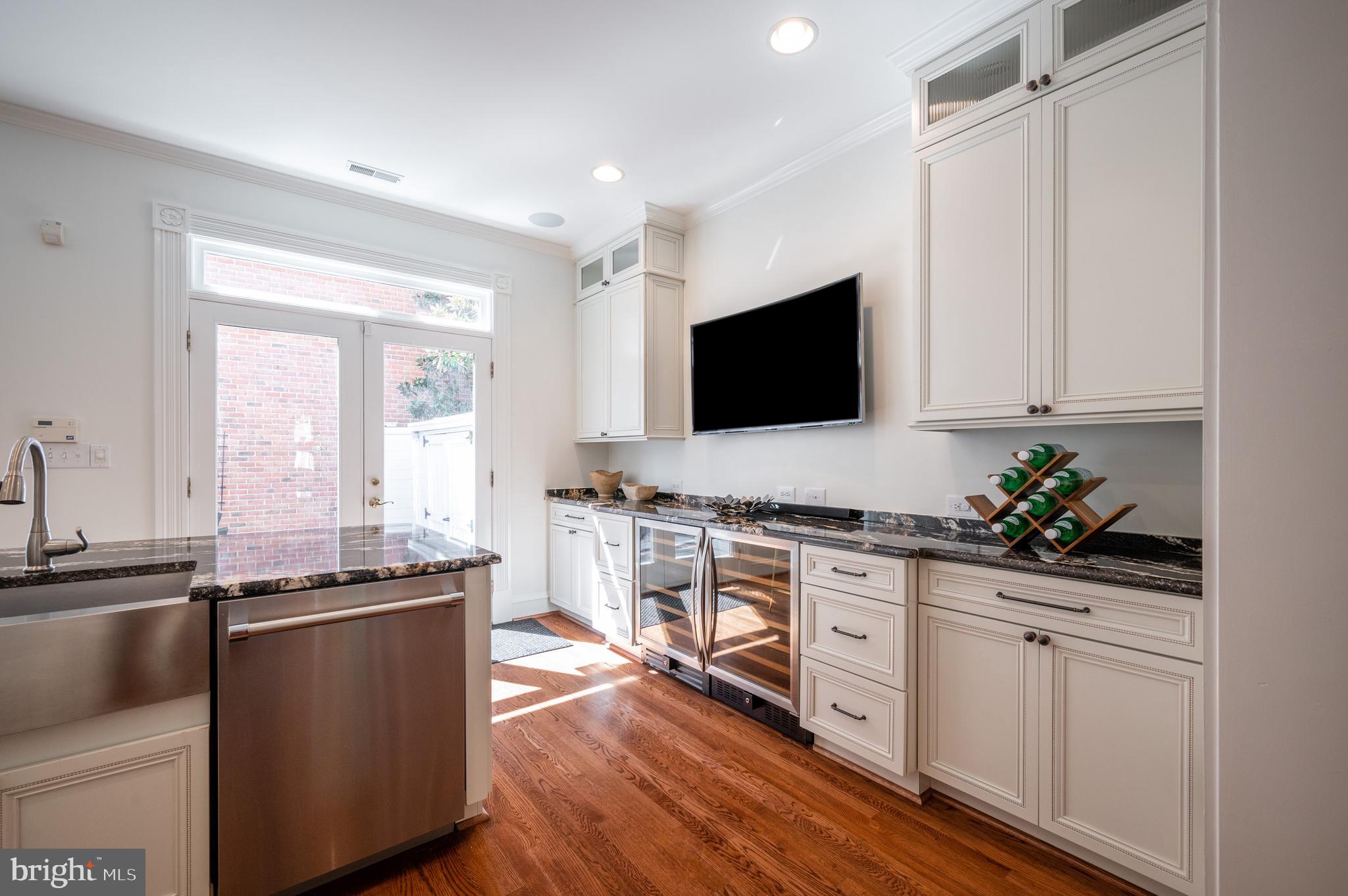 QUEENS ROW - Residential