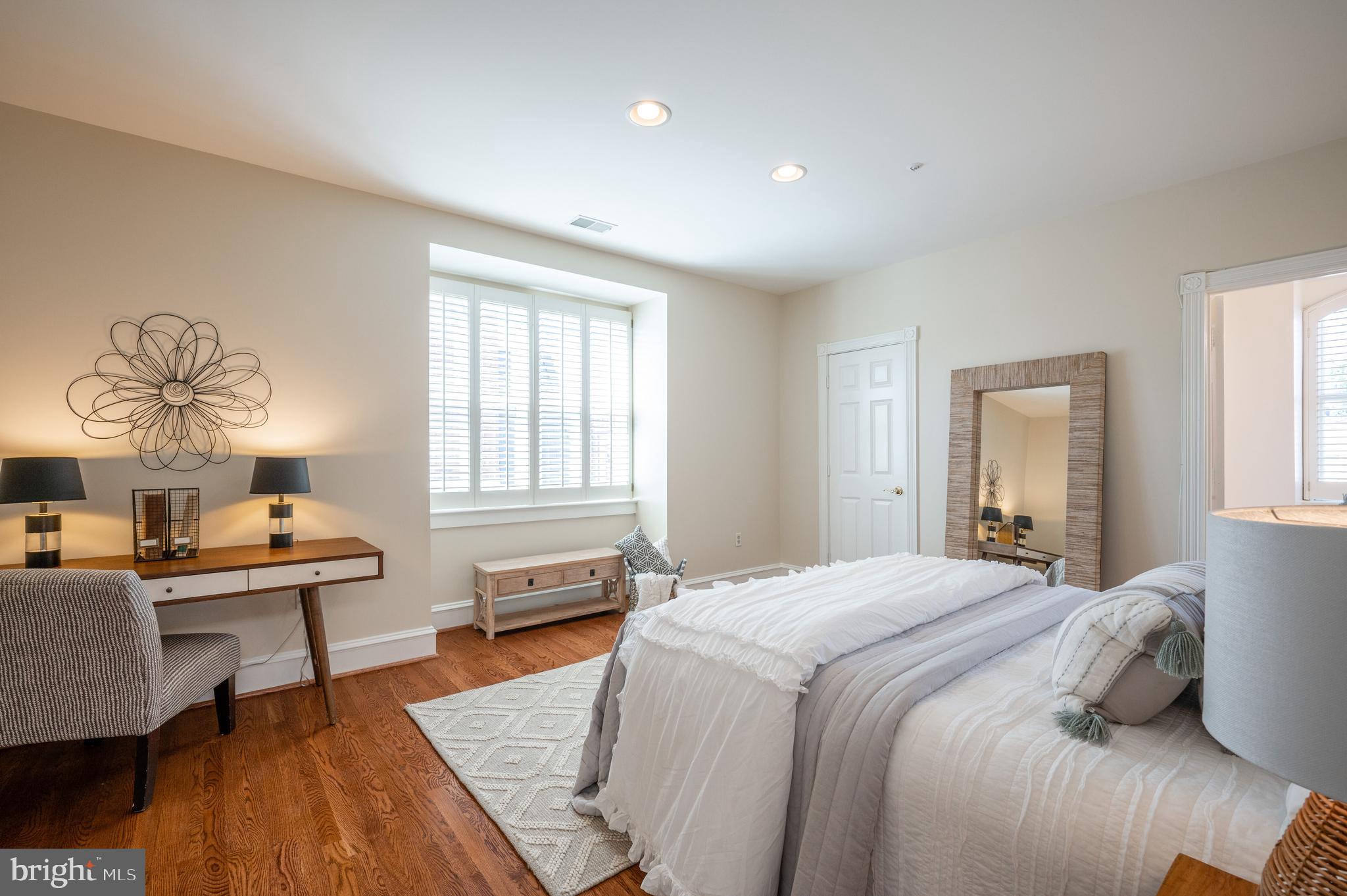 QUEENS ROW - Residential