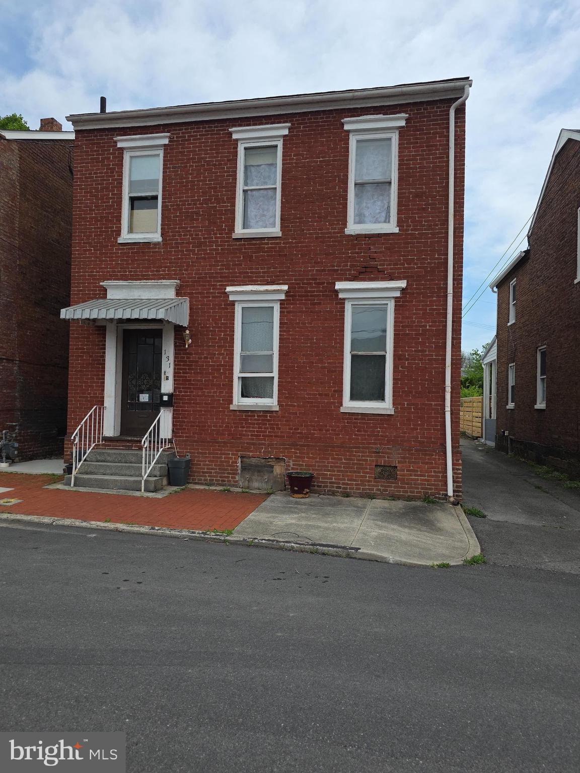 Up /down duplex. Tenants pay utilities except w/s and taxes.  Call for P&L
Tenants have been offered first right of refusal--offers can be submitted, however there will be a wait time until the tenants have decided. Call for details.