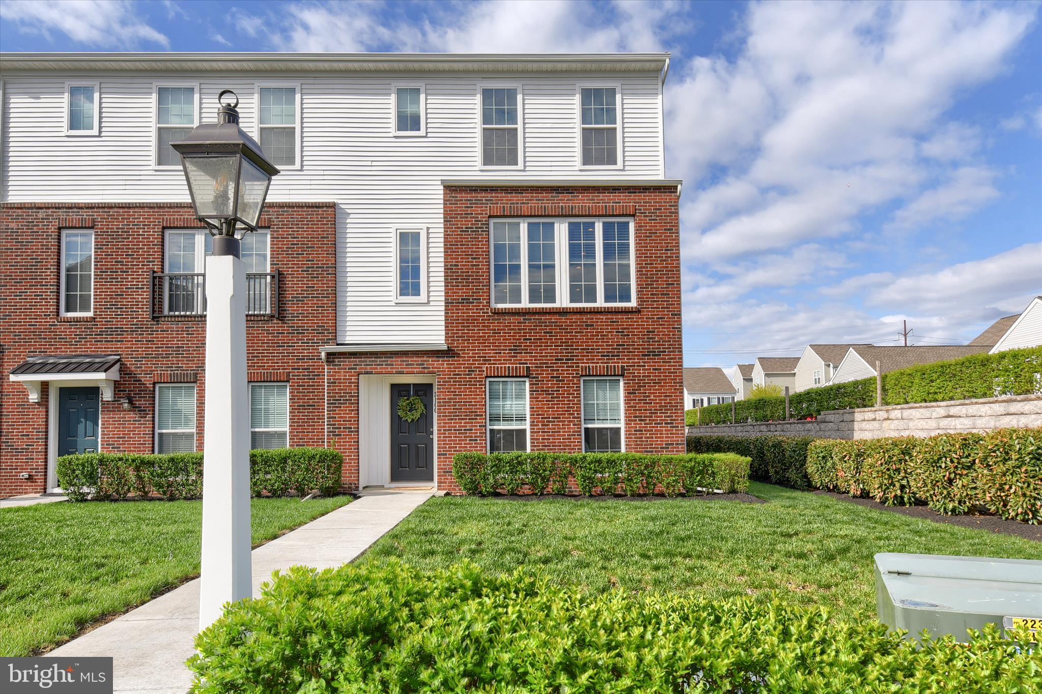 This fully upgraded end-unit townhome floods with natural light from extra windows on three sides, a real advantage  in this highly desirable Arcona community. Ideally situated on a lot just steps from the community pool, this home also includes an entry-level bonus room, perfect for an office, gym, or guest space.
Upstairs, the open-concept main level centers on a gourmet kitchen with upgraded cabinetry, granite countertops, stainless steel appliances, and a large island, flowing into a sunlit family room. The primary suite offers a generous walk-in closet and a luxury bath with a premium shower package.
A two-car garage adds extra storage.
Enjoy Arcona's walkable lifestyle with Idea Coffee, Arcona Athletic Club, Amore Pizza, and Thea dining just steps away, plus scenic walking trails right outside your door.