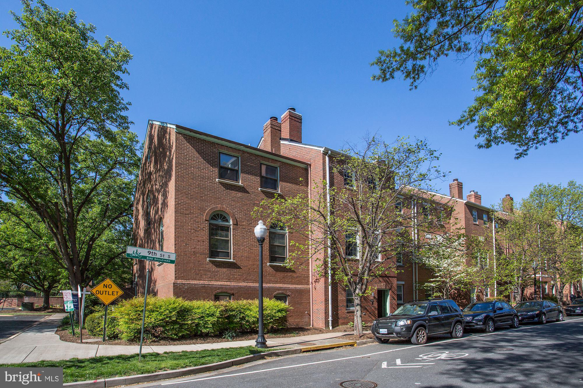 ADAMS HOUSE - Residential