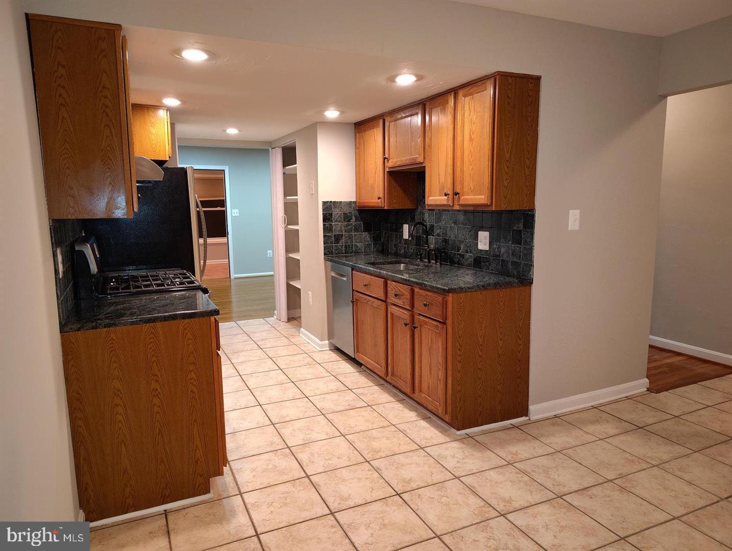 LAKE RIDGE - Residential Lease