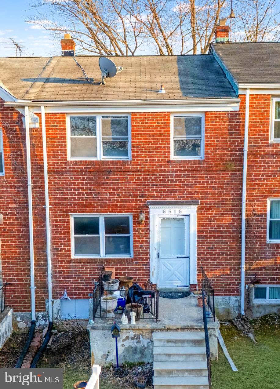 LOCATION.! Great for a first time Home Buyer or a Long term investor looking to add quality to its portfolio. This 3-bedroom, 1-bathroom townhouse is nestled in a prime location and offers an incredible opportunity for comfortable living and future potential.  Located close to schools, shopping, and major routes— Don’t miss this fantastic opportunity—schedule your showing and make this lovely property your new home! **Reach out listing agent with any inquiries**