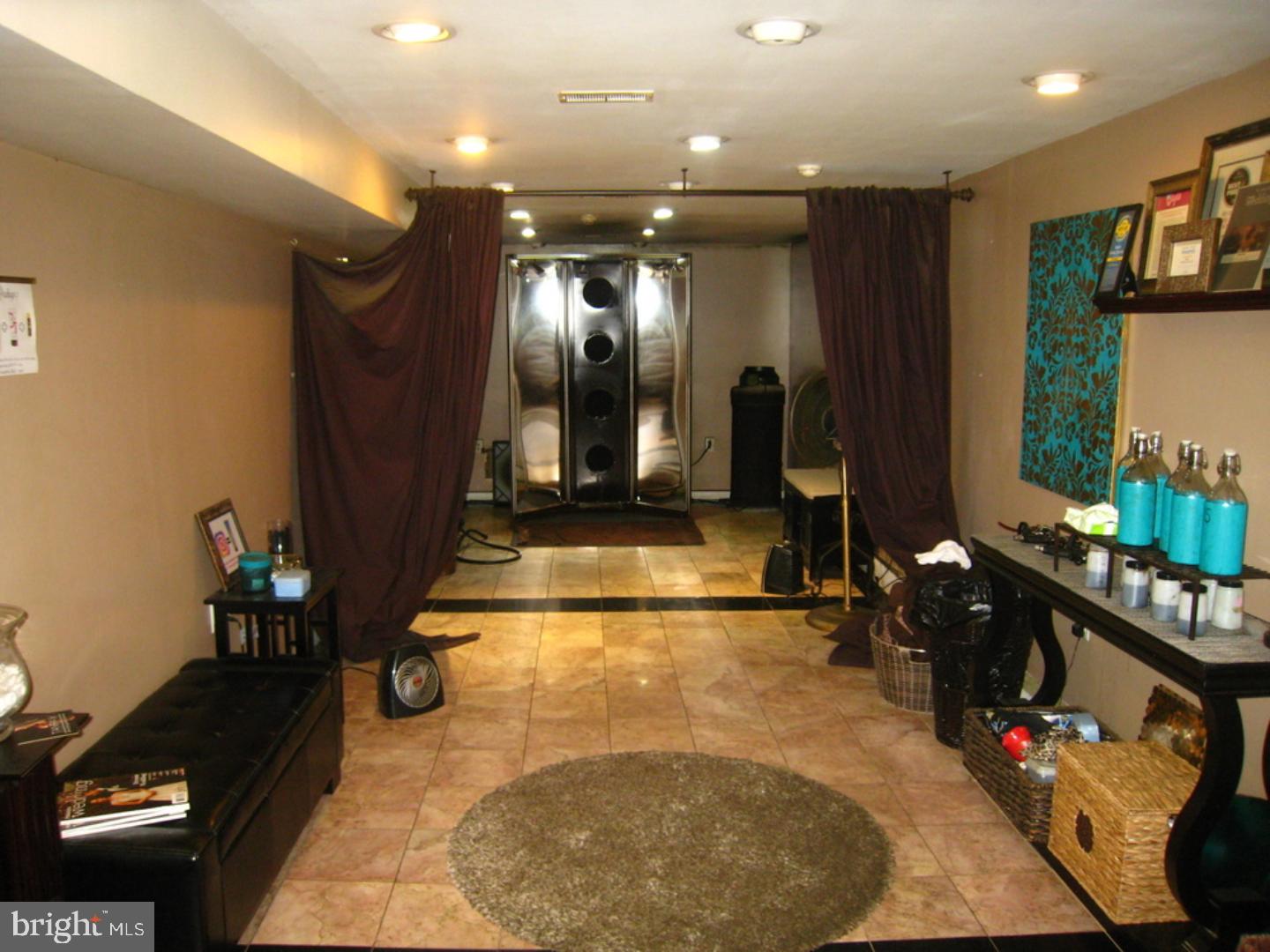 QUEEN VILLAGE - Residential Income