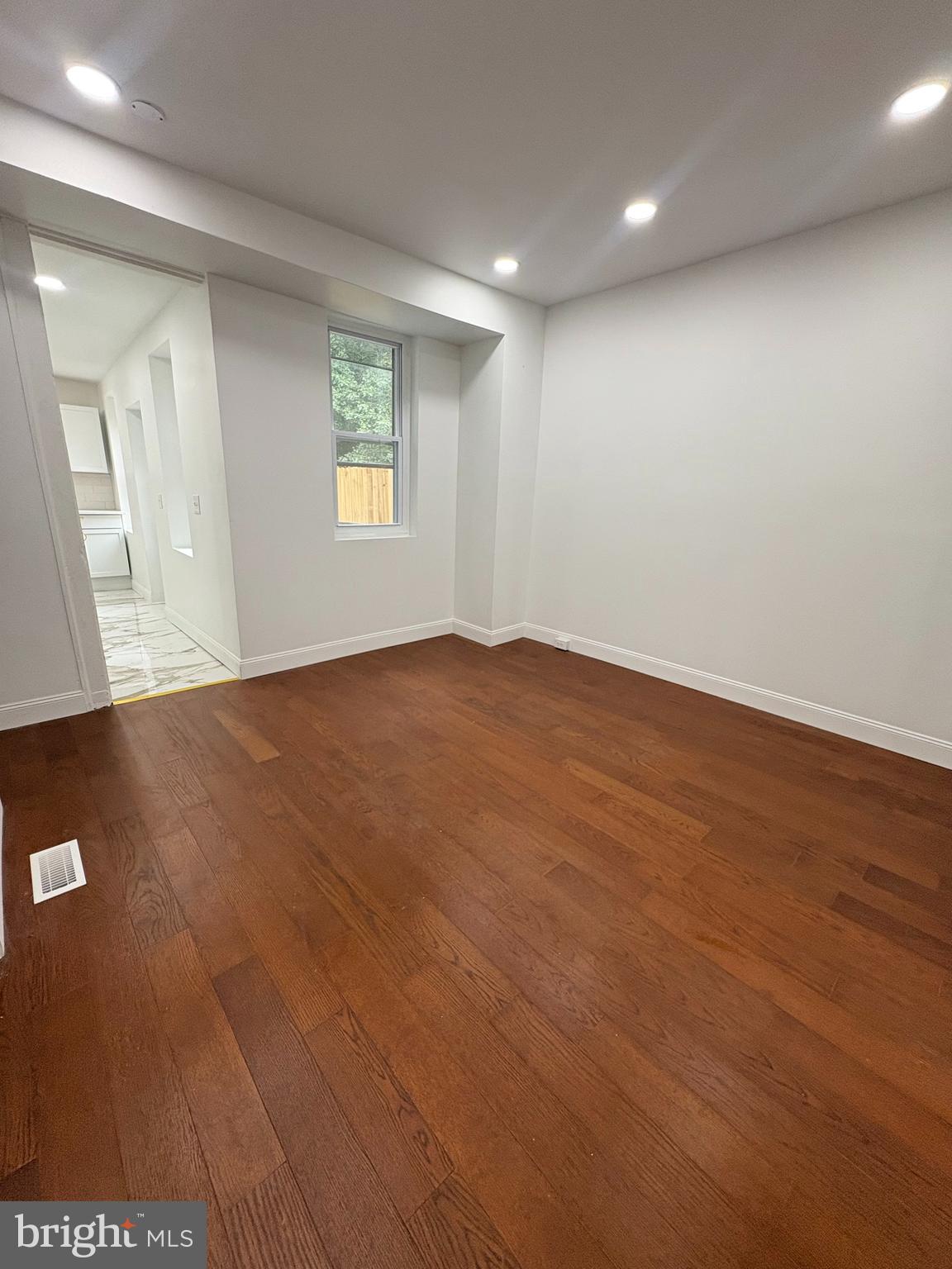 SOUTH LANCASTER - Residential