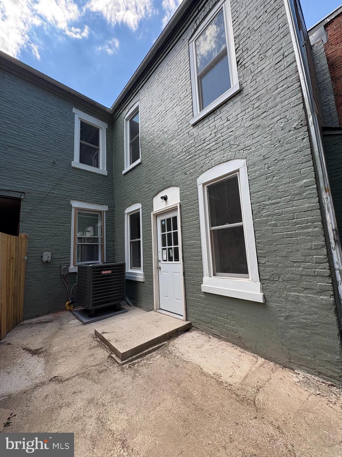 SOUTH LANCASTER - Residential