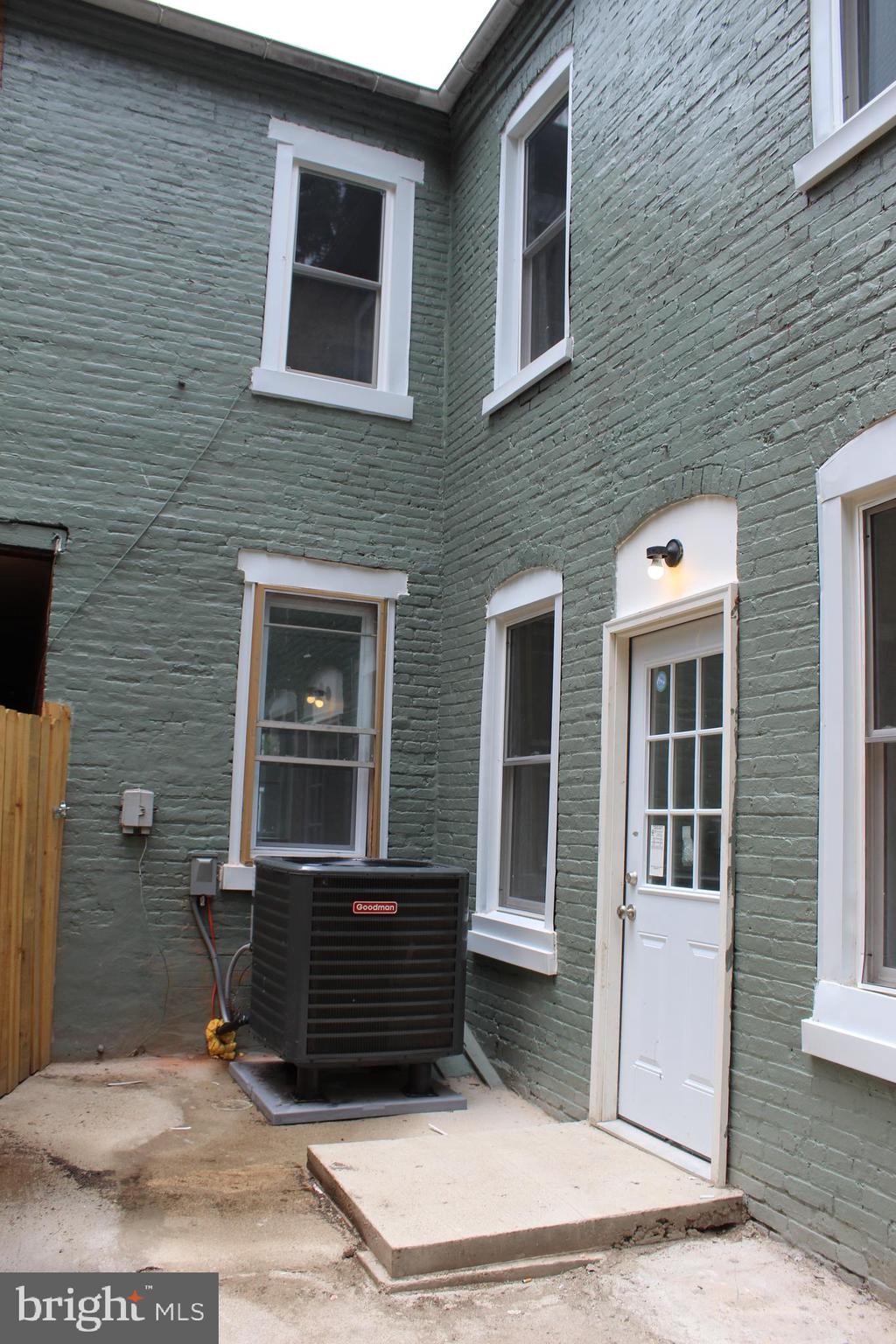 SOUTH LANCASTER - Residential