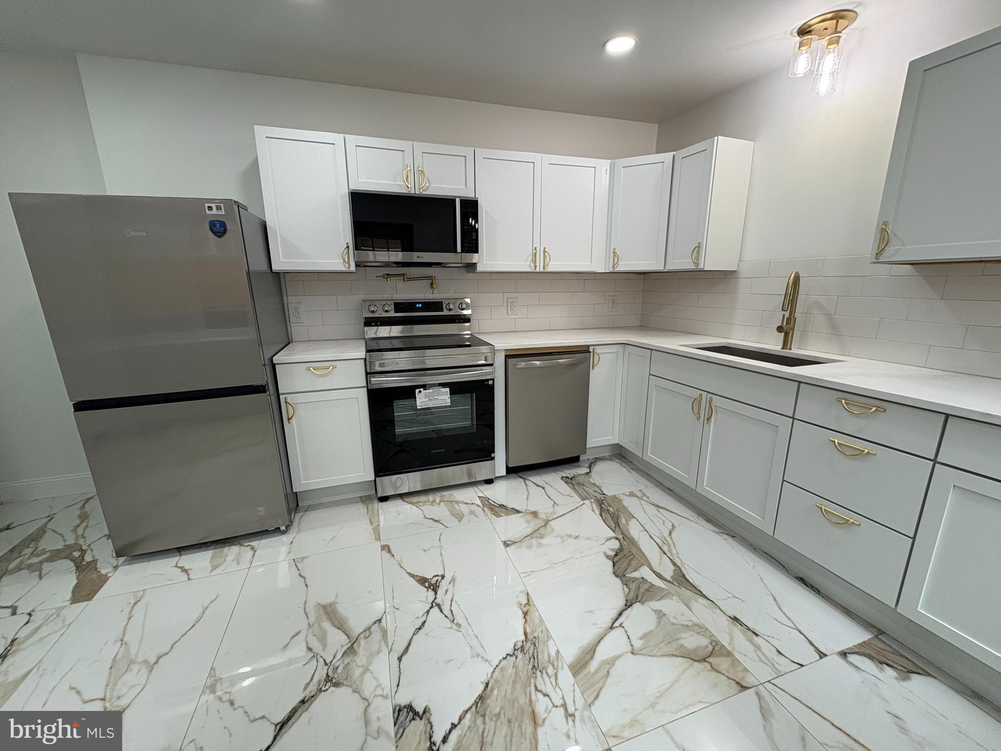 SOUTH LANCASTER - Residential