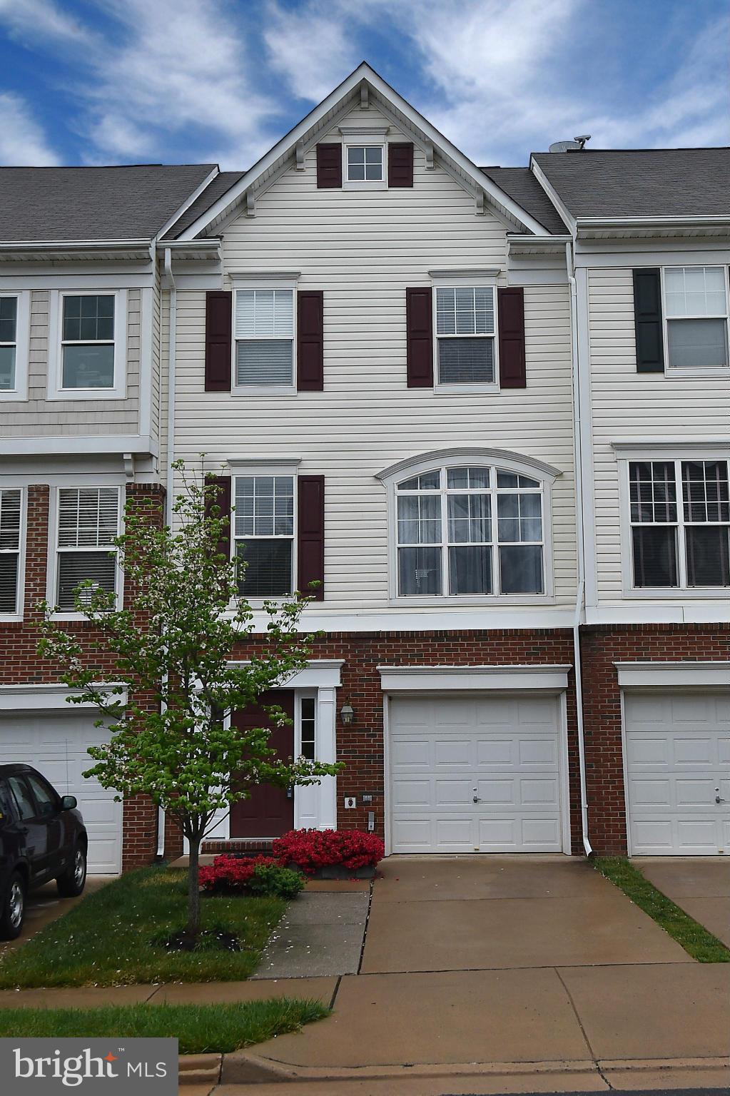 BEAUTIFUL GARAGE TOWNHOME. WALK TO VRE!!! OPEN AND BRIGHT,  BUMPOUTS ON ALL THREE LEVELS! FRESHLY PAINTED!! UPGRADED EAT-IN GOURMET KITCHEN WITH LARGE BREAKFAST ROOM. LUXURY MASTER BATH WITH SEP SHOWER. SPACIOUS LOWER LEVEL REC ROOM. POOL AND CLUBHOUSE IN SUBDIVISION. WOODFLOORS IN KITCHEN AND BREAKFAST ROOM. SCHEDULE ONLINE.