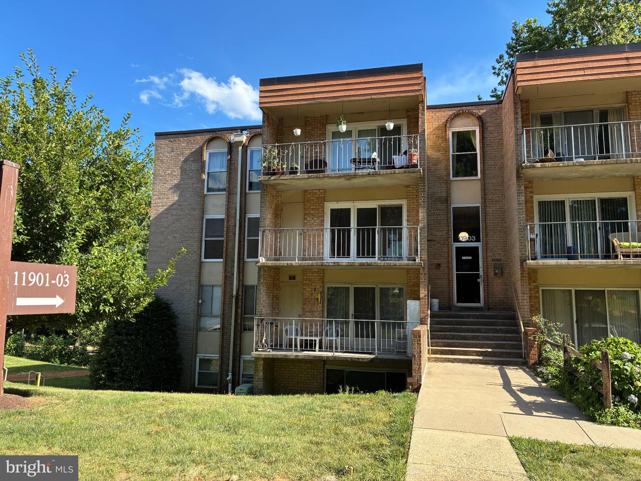 Discover this charming 1-bedroom, 1-bathroom apartment in the desirable Walnut Grove community designed with a contemporary flair. Spanning 780 sqft, this unit offers a cozy yet functional living space, perfect for those seeking comfort and convenience. The kitchen is equipped with essential appliances, including a gas oven/range, refrigerator, dishwasher, and disposal. Residents of Walnut Grove benefit from a community pool, ideal for relaxation and social gatherings during warm months. The property is nestled in a vibrant neighborhood, providing easy access to local amenities such as parks, shopping centers, and dining options. The surrounding area is known for its friendly atmosphere and well-maintained landscapes, enhancing the overall living experience. Parking is conveniently and amply available in a designated lot, ensuring hassle-free access to your home. This unit is part of a garden-style building. Whether you're looking to invest or seeking a comfortable place to call home, this property presents an excellent opportunity in a sought-after location. Don't miss your chance to explore the potential of this inviting apartment in Walnut Grove.