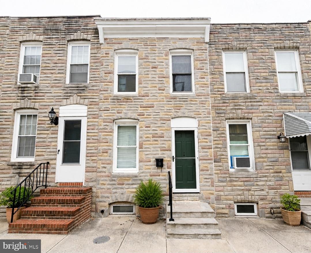 This classic Federal-style brick rowhome has been thoughtfully refreshed and is ready for you to move right in.
Key Highlights:
Fresh & Modern: The entire home boasts fresh interior paint and brand-new Luxury Vinyl Plank (LVP) flooring throughout, offering a seamless, durable, and stylish aesthetic.
Sun-Drenched Living: Large windows flood the home with natural light, particularly the spacious primary bedroom and the cozy main living area.
Versatile Layout: Features 2 bedrooms plus a flexible second-floor den—perfect for a home office, nursery, or creative studio.
Recent Upgrades: Peace of mind comes standard with a new roof (2024) and a brand-new front-loading dryer (2024).
Bonus Space: A full, unfinished basement provides ample storage and includes an additional unfinished bathroom with great value-add potential.
Outdoor Living: Step out the back utility door to your private backyard, ideal for pets, urban gardening, or summer grilling.
Located just steps from the best dining, parks, and nightlife Baltimore has to offer, 117 Bloomsberry St is a gem for first-time buyers looking for a turn-key home in a premier location.
Schedule your tour today and see this Federal Hill beauty for yourself! Sold As-Is.