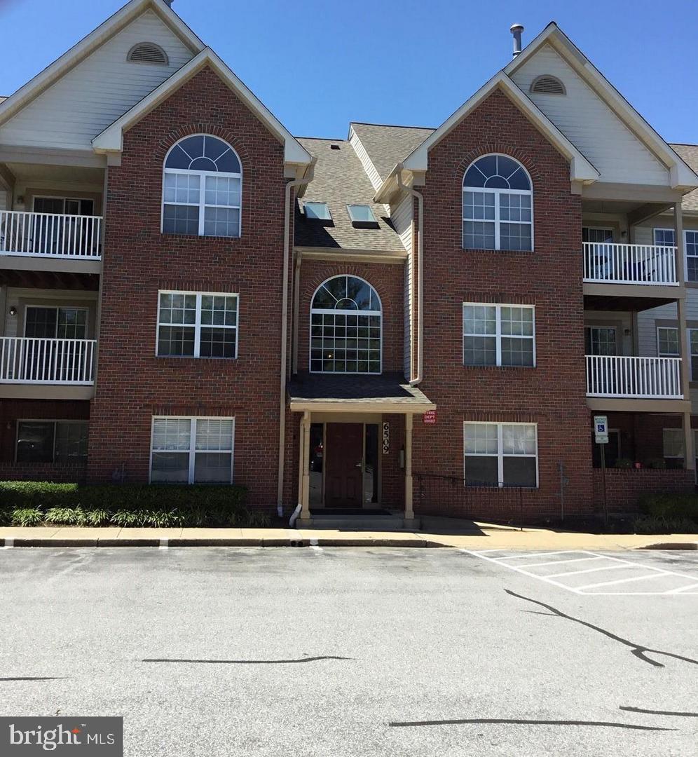 Beautiful and spacious 2BR/2BA ground floor condo in Spring Ridge. LivingRoom has slider that leads to patio. Master bathroom has a separate master tub & separate shower. Building has security entryway. Close to all commuter routes. Come and enjoy all that Spring Ridge has to offer. Available mid-May. No pets. Min income 2.5x monthly rent.