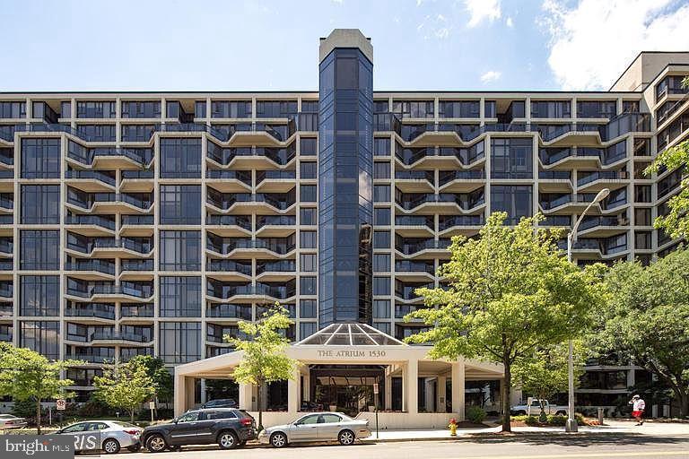 Ideally located in The Atrium in the heart of Rosslyn, this bright and spacious 1 bedroom, 1 bathroom condo offers an exceptional combination of comfort, convenience, and location. Just blocks from the Rosslyn Metro, Key Bridge, and Georgetown, with easy access to Washington, DC, the Potomac waterfront, shopping, dining, and major commuter routes.
Inside, the unit features floor to ceiling windows that bring in great natural light, a large private balcony, generous closet space, and an open, functional layout. The kitchen offers white cabinetry, granite countertops, and ceramic tile flooring. In unit washer and dryer included.
Residents of The Atrium enjoy resort style amenities including 24 hour concierge and security, outdoor pool, tennis courts, fitness center, sauna, hot tub, party room, and well maintained common areas.
The unit is currently tenant occupied with a lease in place through June 30, 2026. It also conveys with one assigned parking space, number 3124.