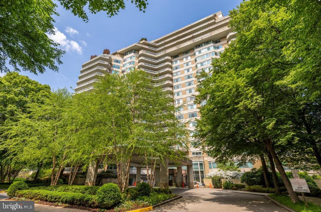 Coming soon!!  Popular "07" unit with many designer touches.  The unit boasts almost  2,100 sq ft.   There are 2 generous sized bedrooms plus a den, 2.5 baths, and a private balcony. Once inside the open foyer, you are greeted with the open floor plan that includes a formal powder room.   There are many custom built-ins that provide a plethora of storage.

All offers, if any, should be submitted to the listing agent as outlined in the disclosures.