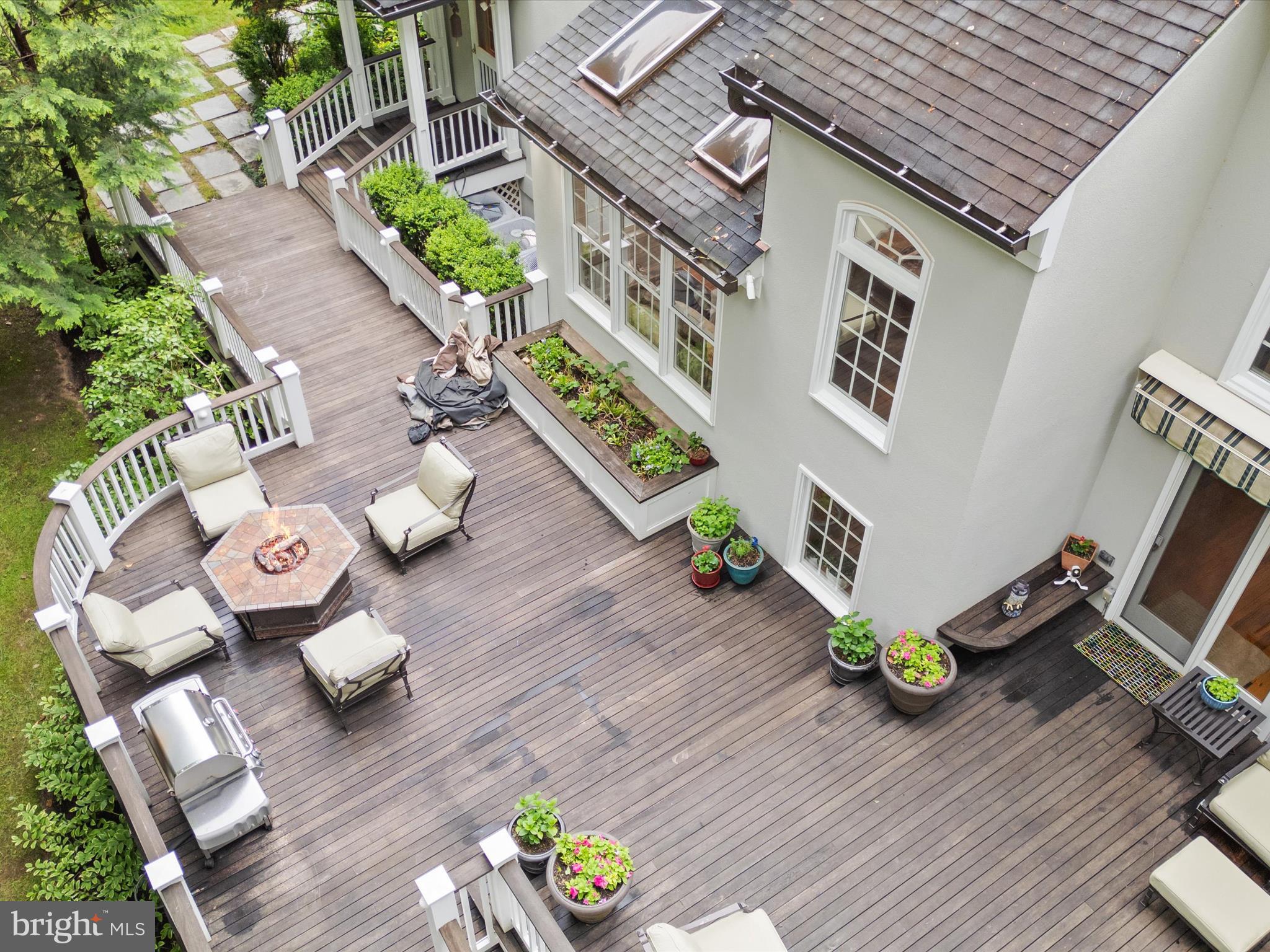 TWELVE OAKS - Residential