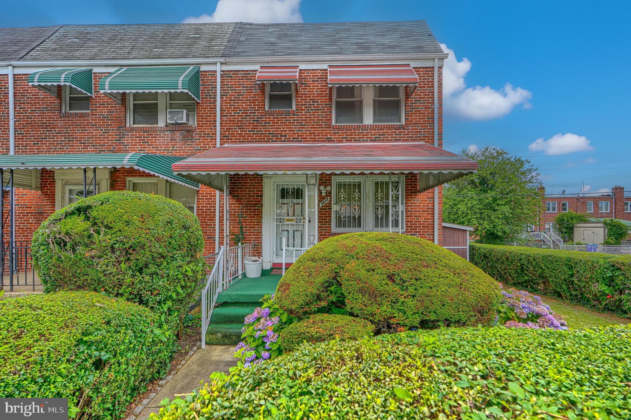 Amazing opportunity to make this one your own! This extremely well-kept corner unit offers the space and flexibility to personalize to your taste. Enjoy your own outdoor garden area plus a great spot to grill and entertain family and friends. Corner units like this offer extra natural light and yard space that's hard to find at this price point. Don't miss your chance to own a home with this much potential — schedule your showing today!