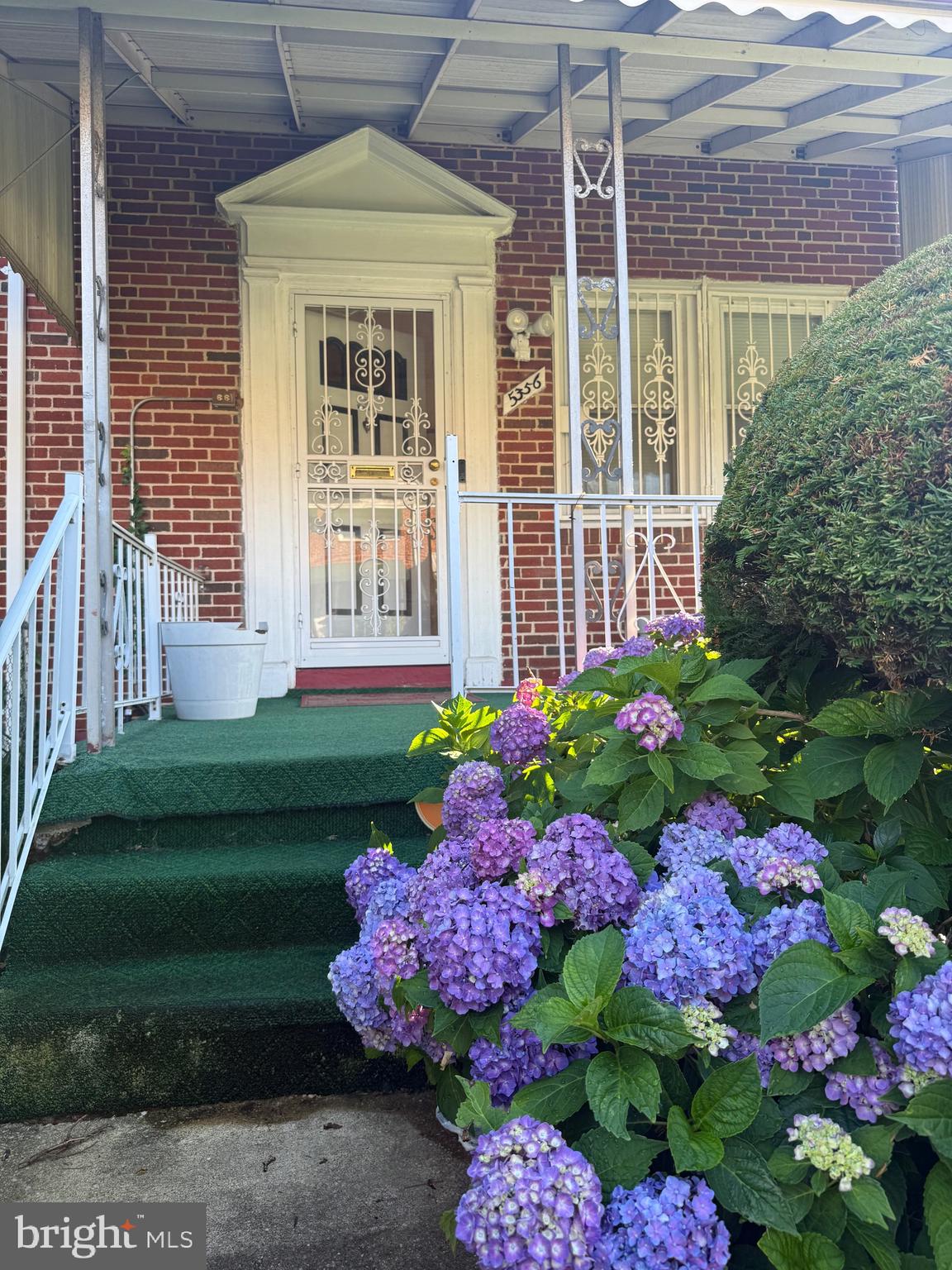 Amazing opportunity to make this one your own! This extremely well-kept corner unit offers the space and flexibility to personalize to your taste. Enjoy your own outdoor garden area plus a great spot to grill and entertain family and friends. Corner units like this offer extra natural light and yard space that's hard to find at this price point. Don't miss your chance to own a home with this much potential — schedule your showing today!