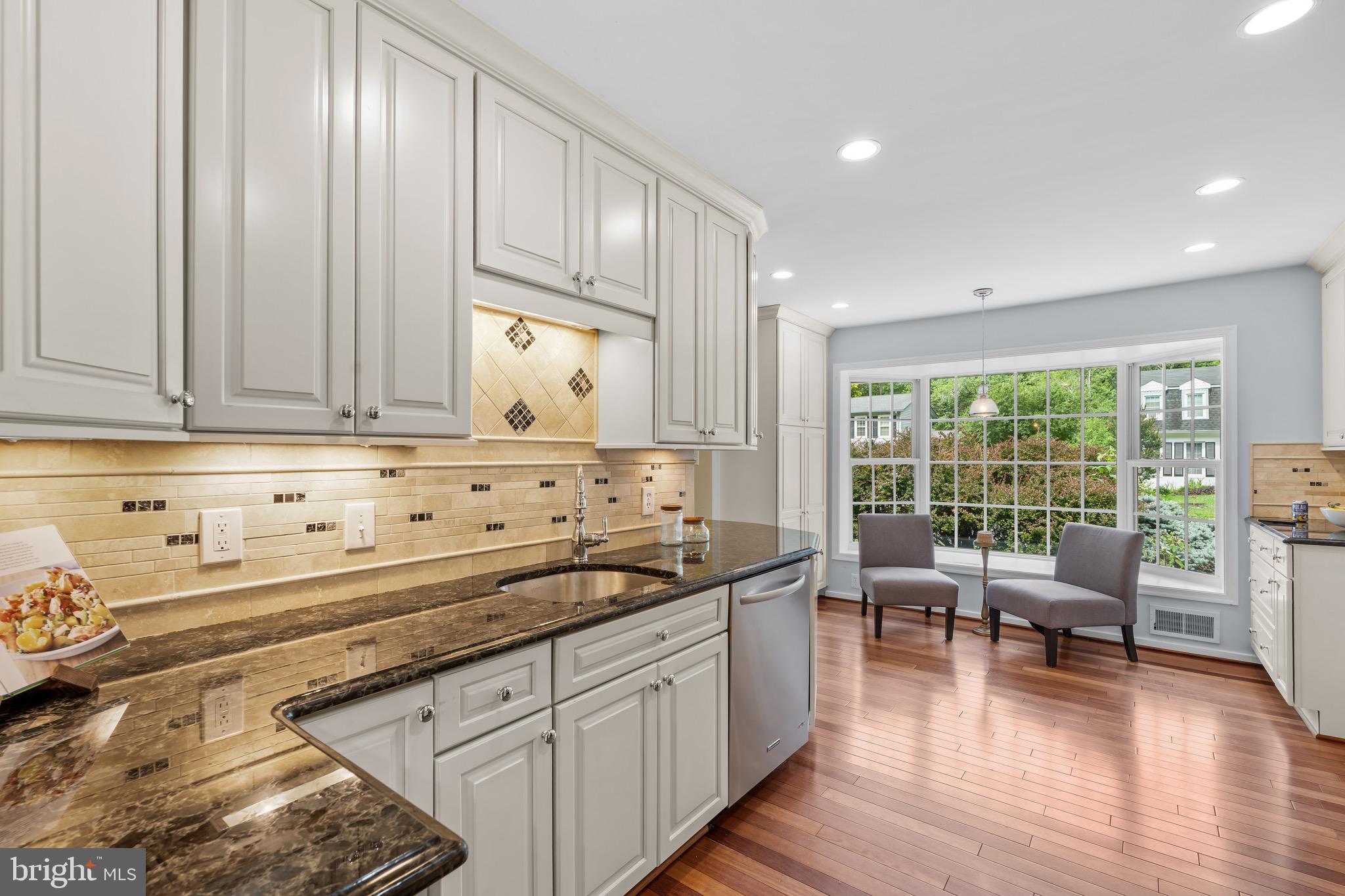 COUNTRY CLUB VIEW - Residential