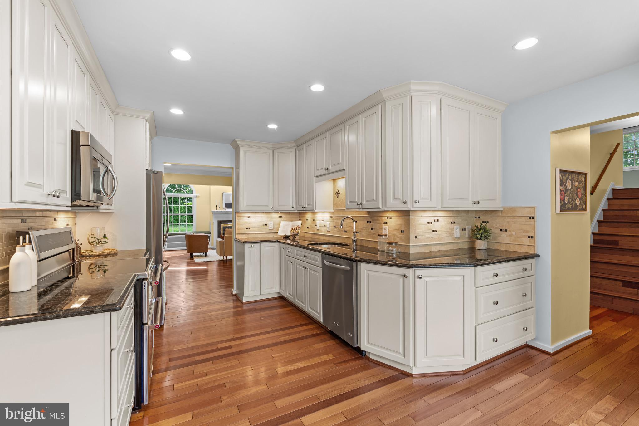 COUNTRY CLUB VIEW - Residential