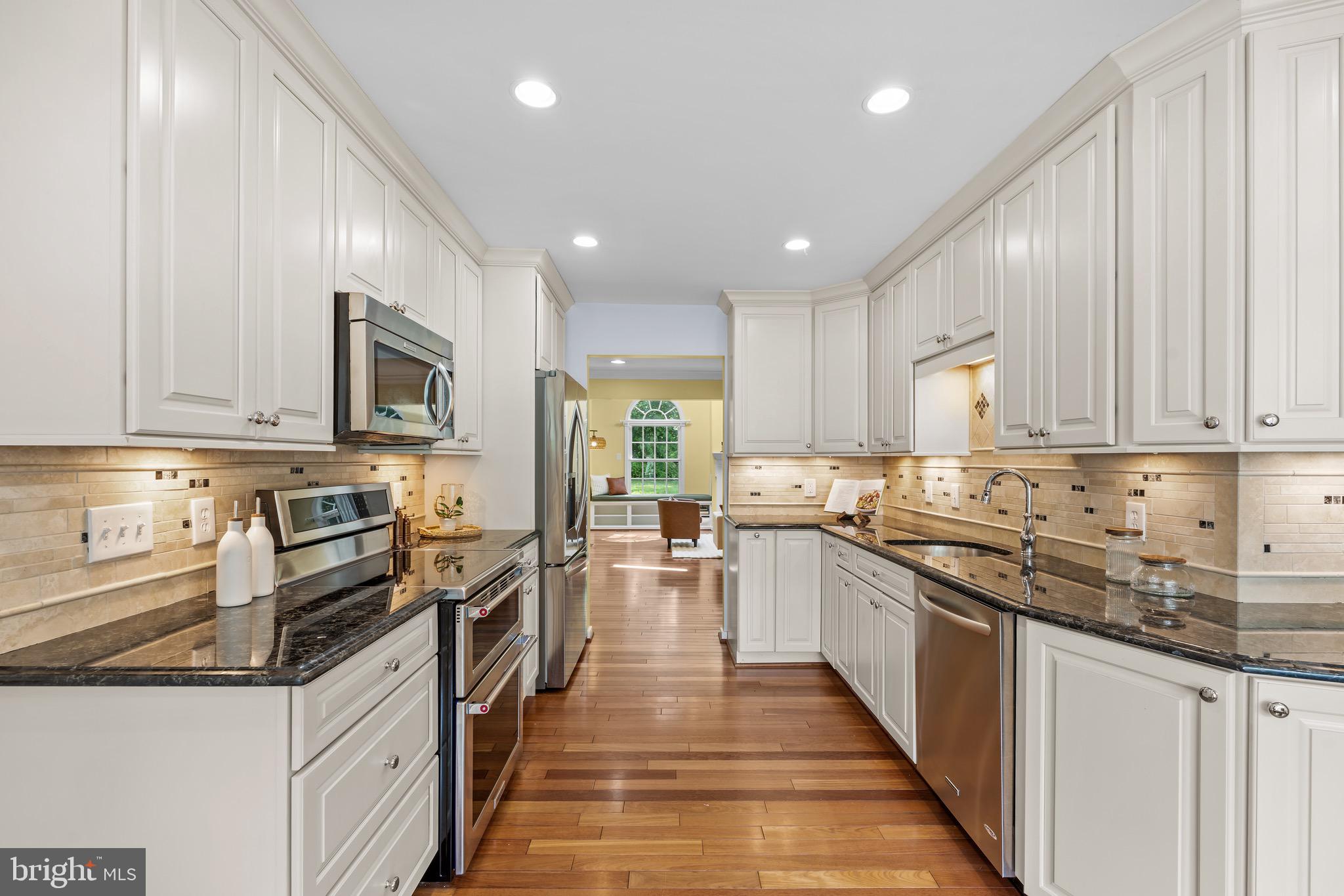 COUNTRY CLUB VIEW - Residential