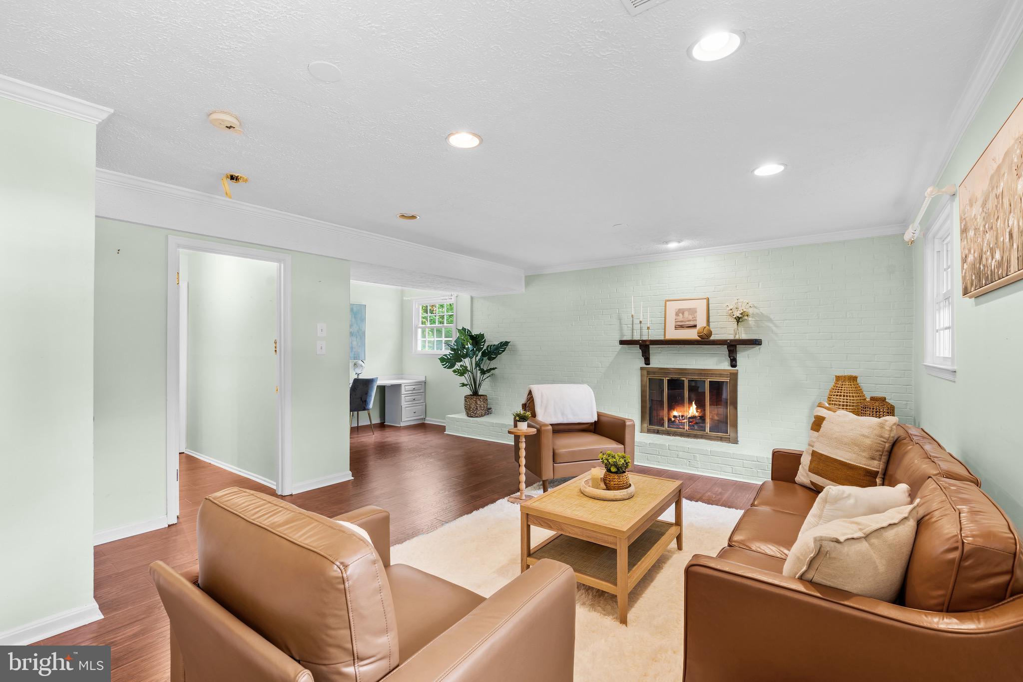 COUNTRY CLUB VIEW - Residential
