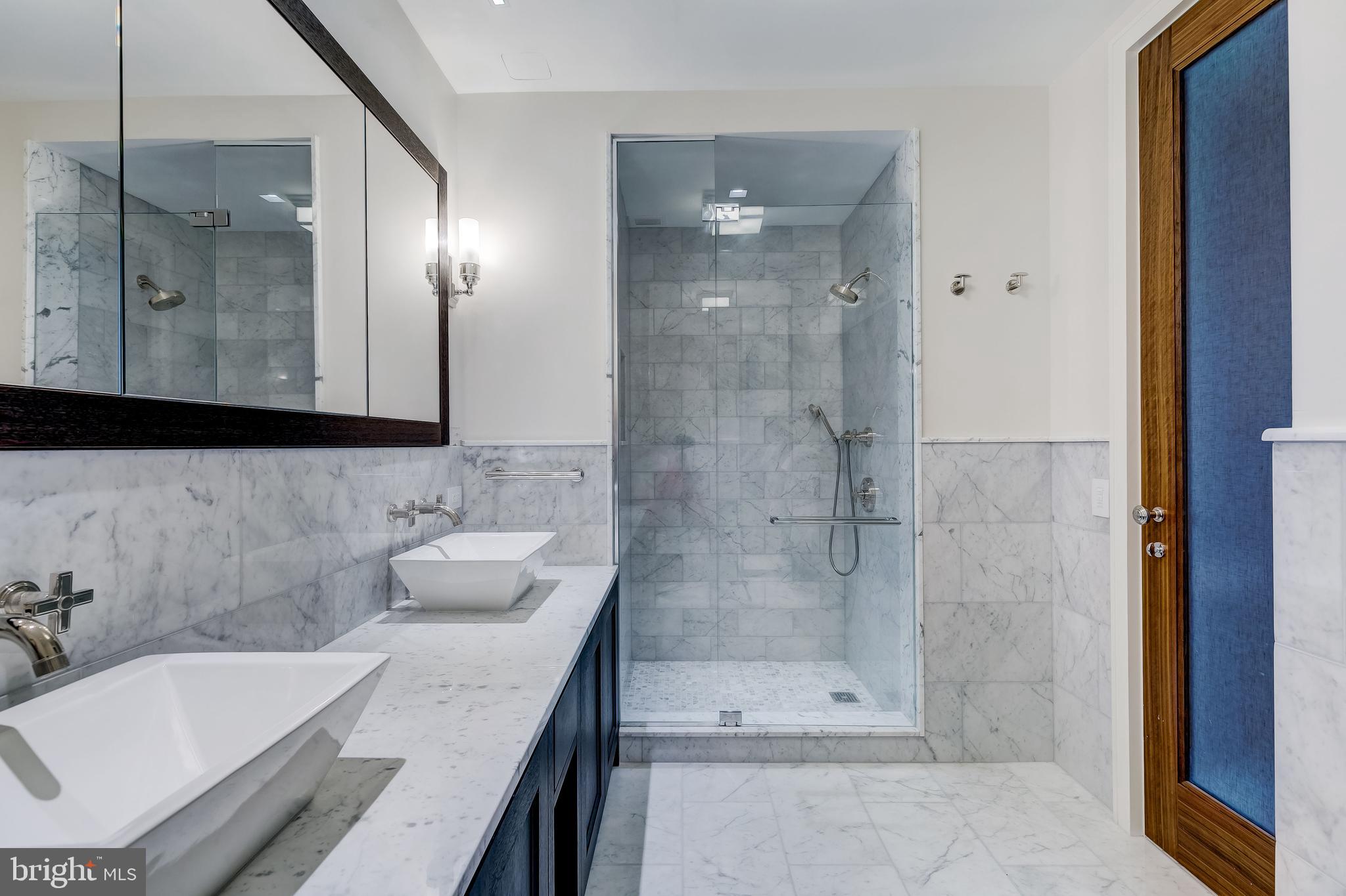 FOUR SEASONS PRIVATE RESIDENCES - Residential