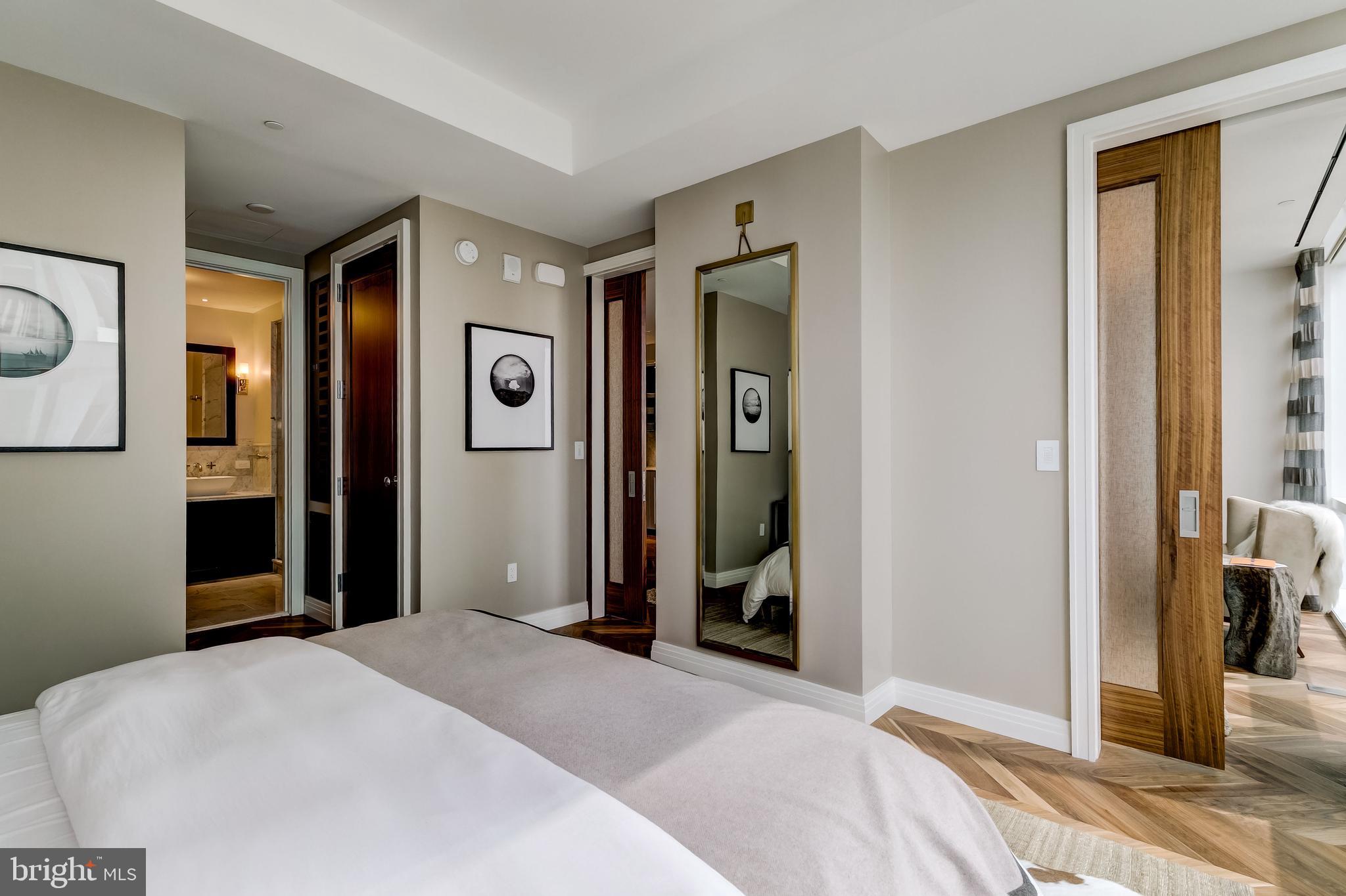 FOUR SEASONS PRIVATE RESIDENCES - Residential