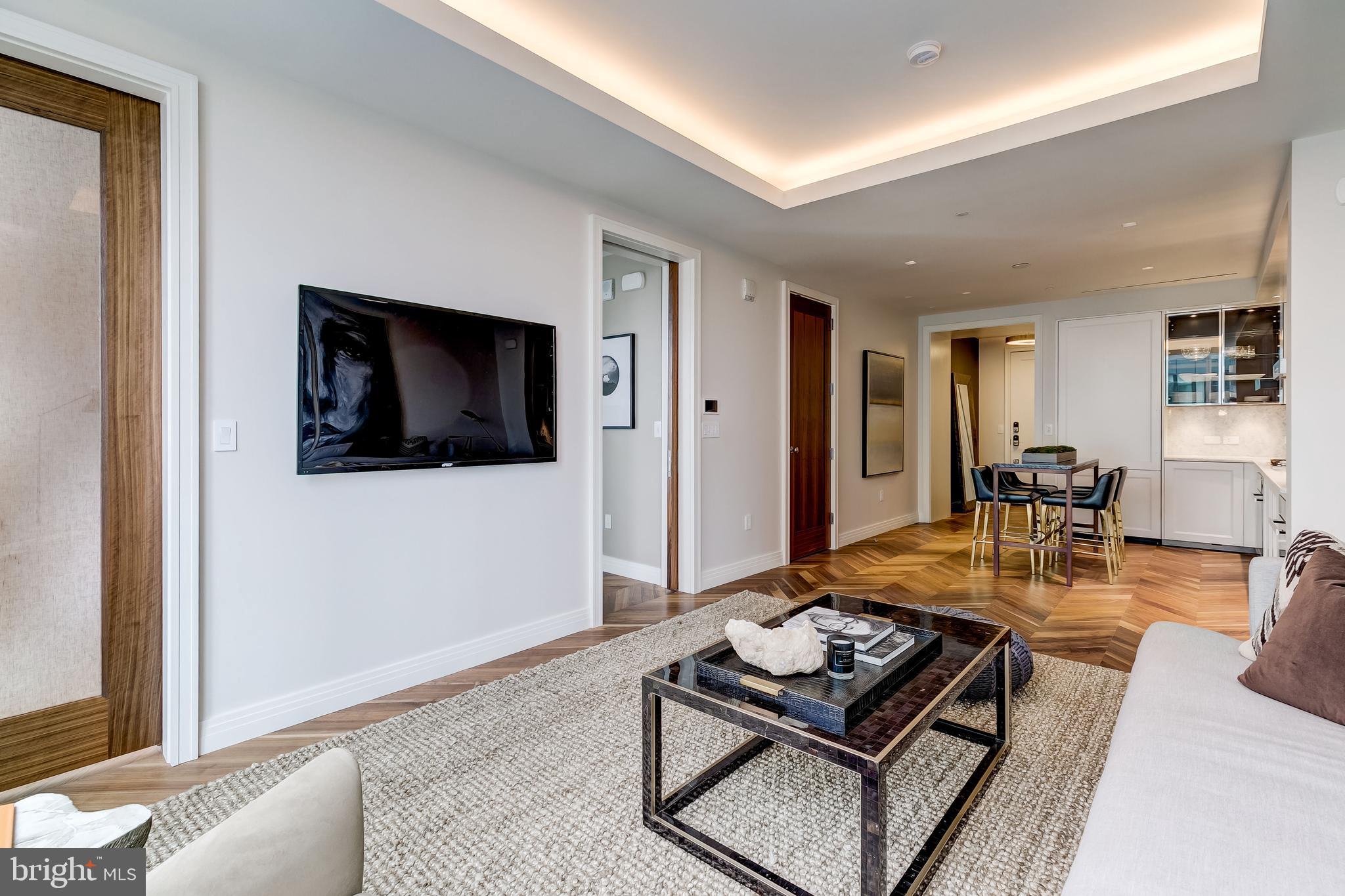 FOUR SEASONS PRIVATE RESIDENCES - Residential