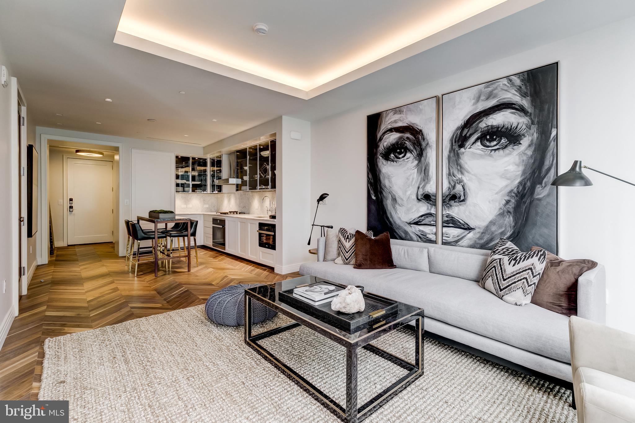 FOUR SEASONS PRIVATE RESIDENCES - Residential