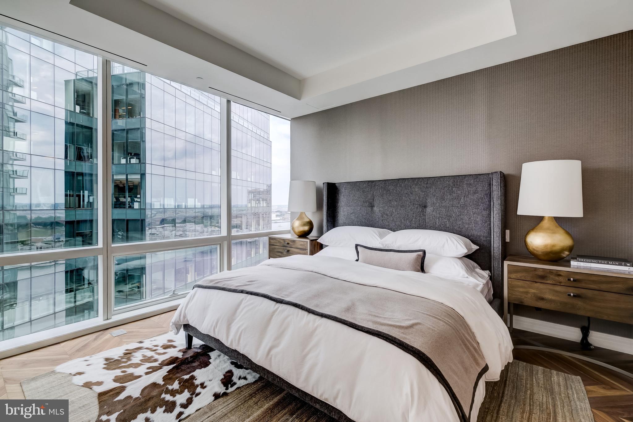 FOUR SEASONS PRIVATE RESIDENCES - Residential