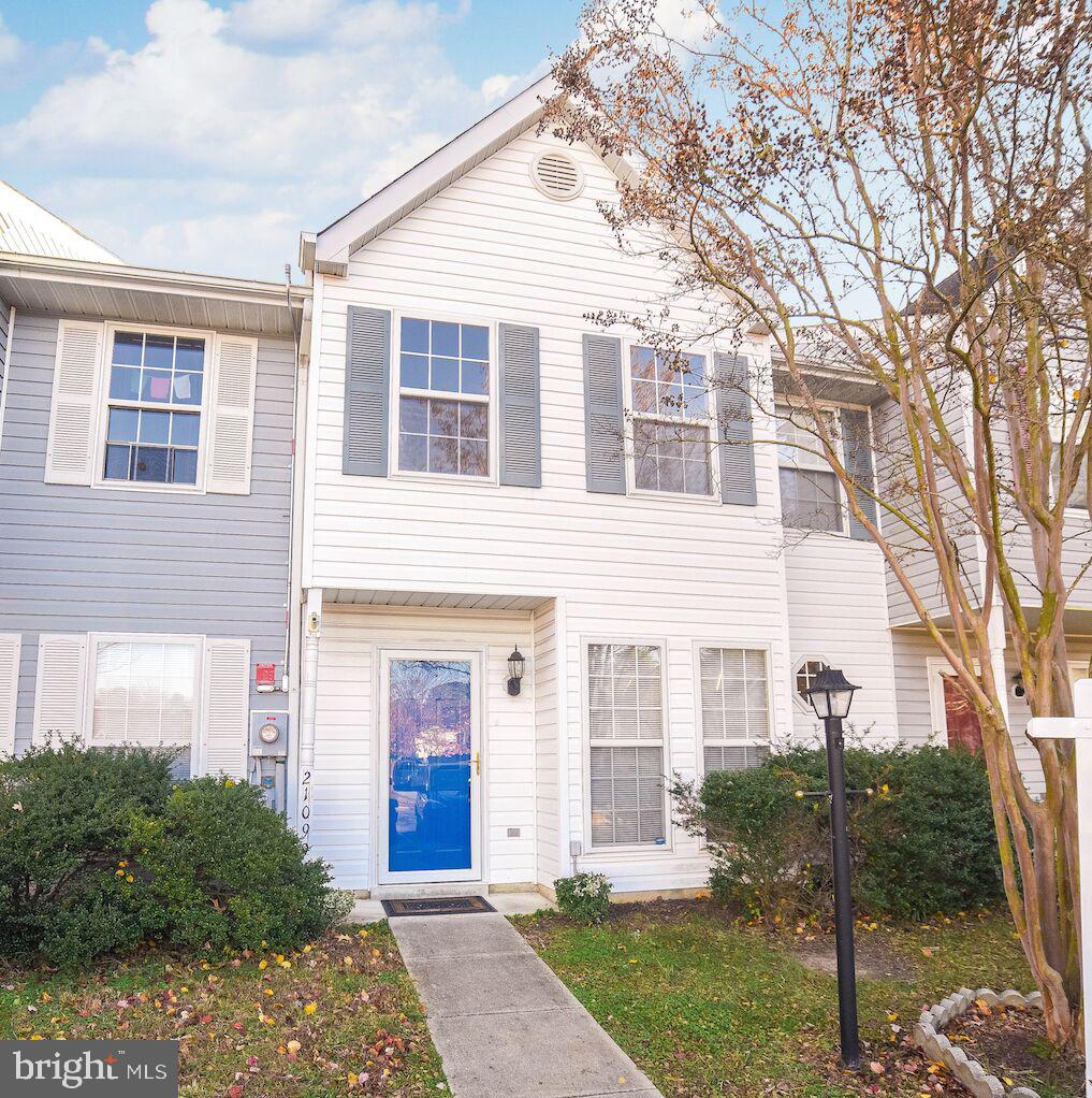 Great location to PAX Base - tucked away with a fenced in yard that backs up to woods.  Spacious living area.