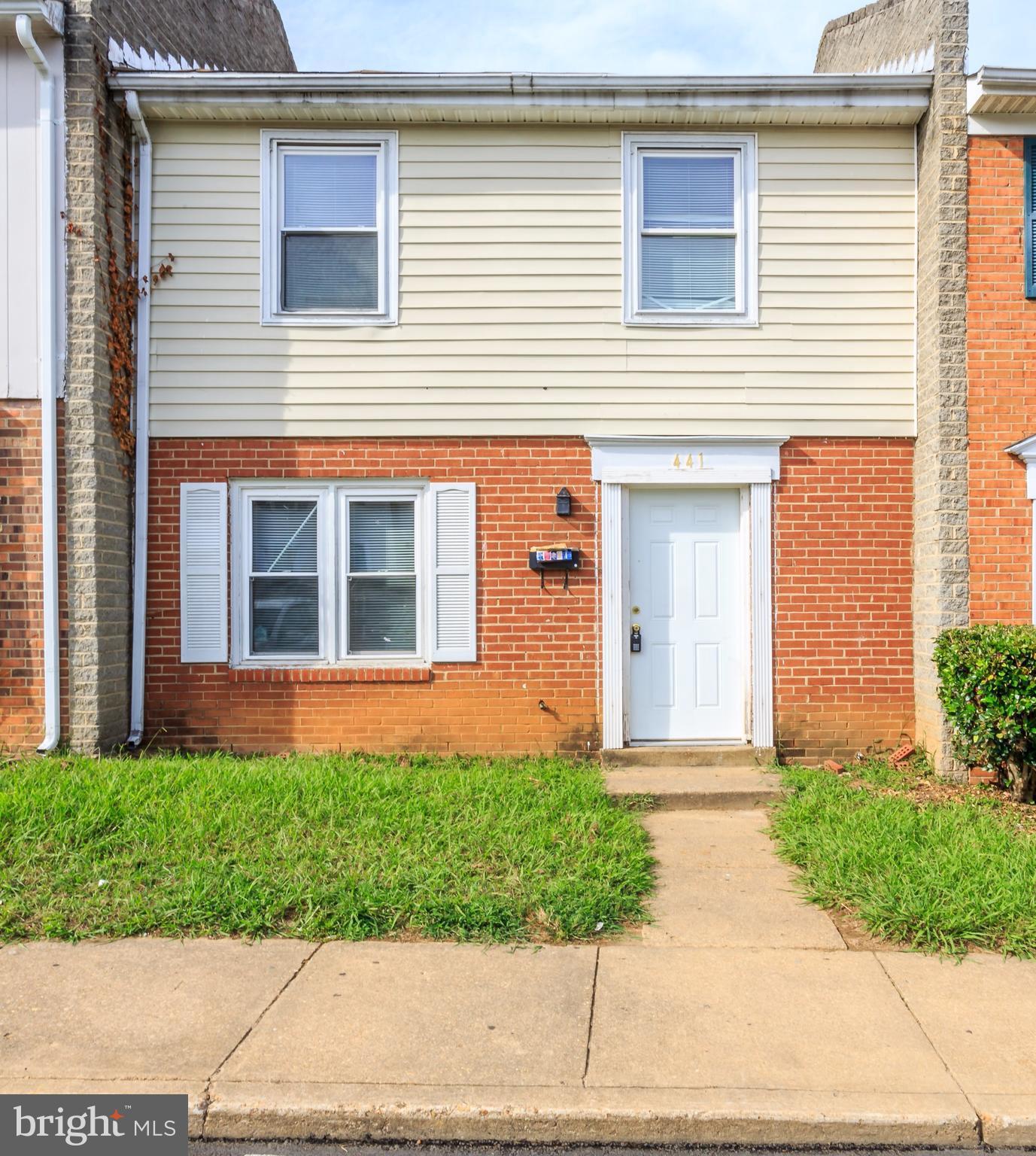 Great first home or investment property located in near Central Park and Spotsylvania Towne Center. Vacant and ready for closing.