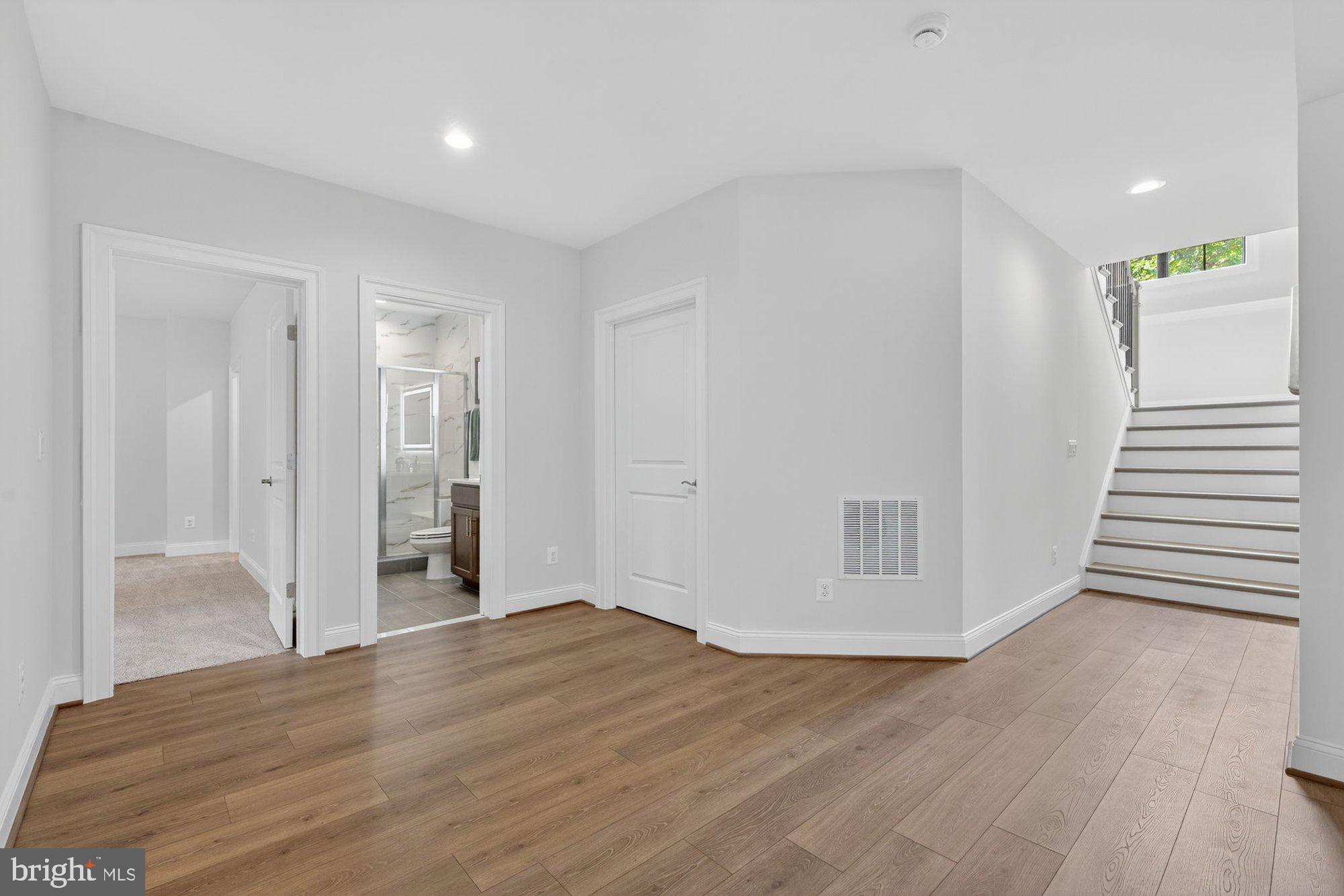 VIENNA HILLS - Residential