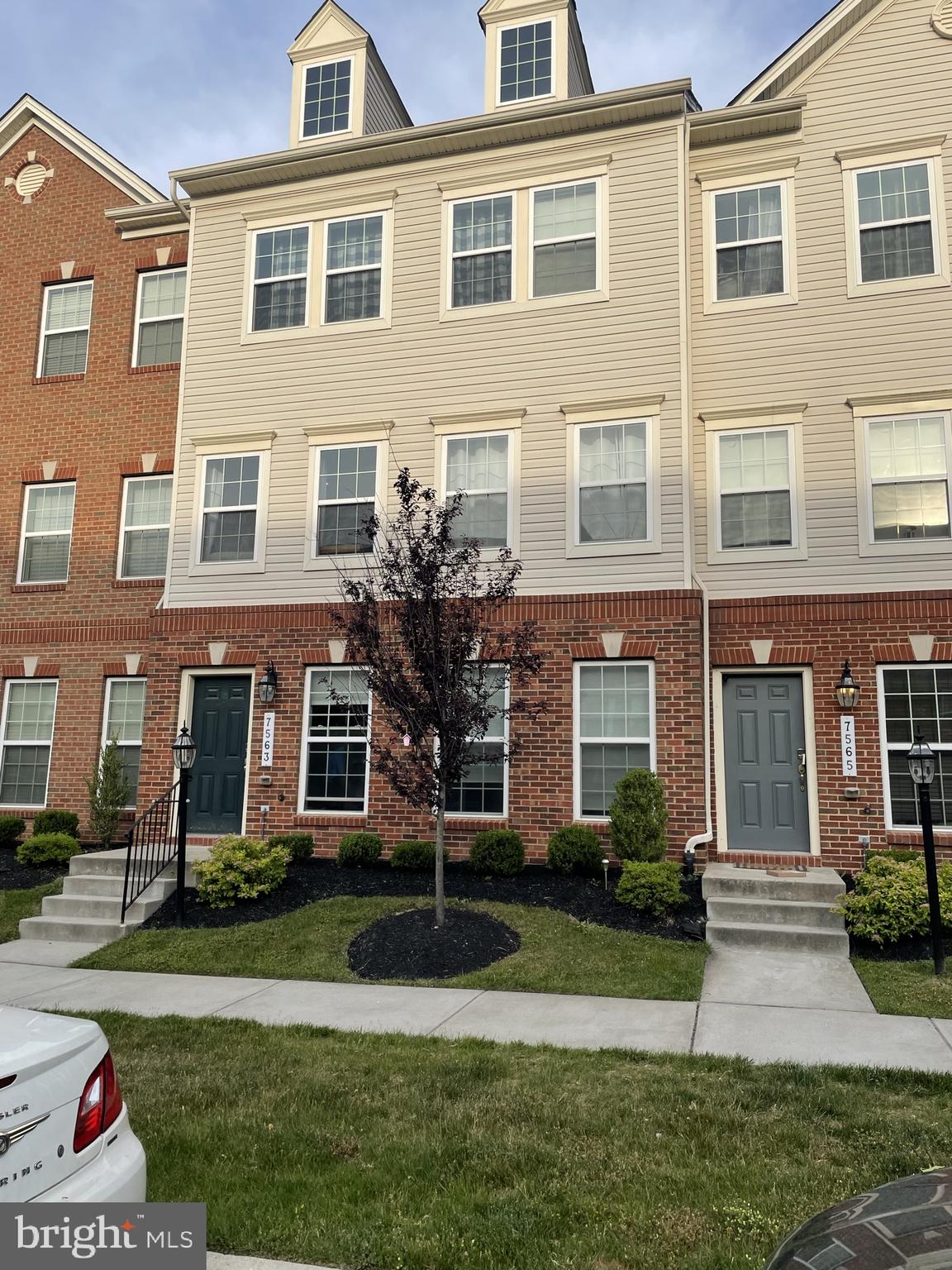 Great 4 level TH in Oxford Square.