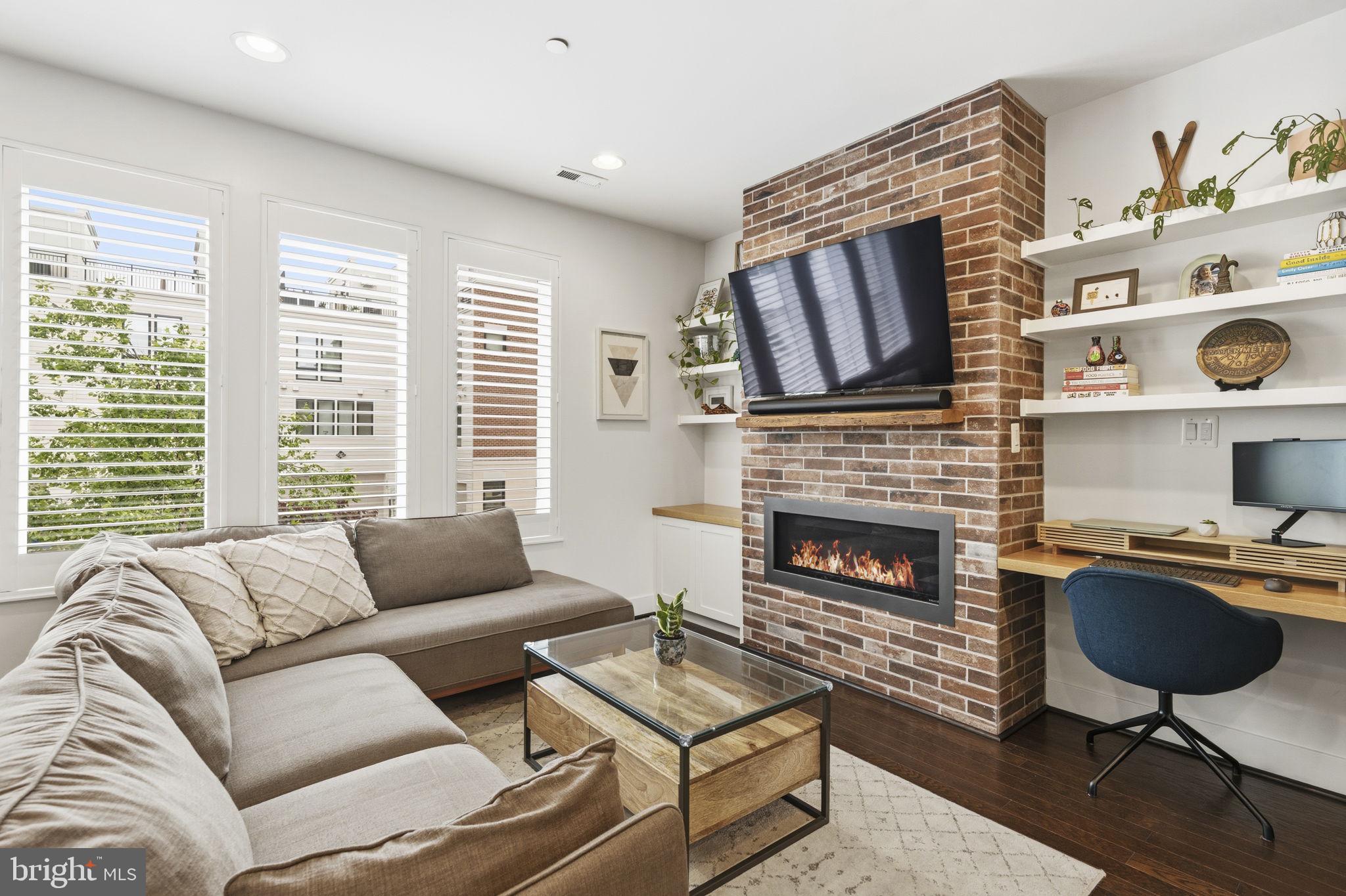 LOCUST POINT - Residential