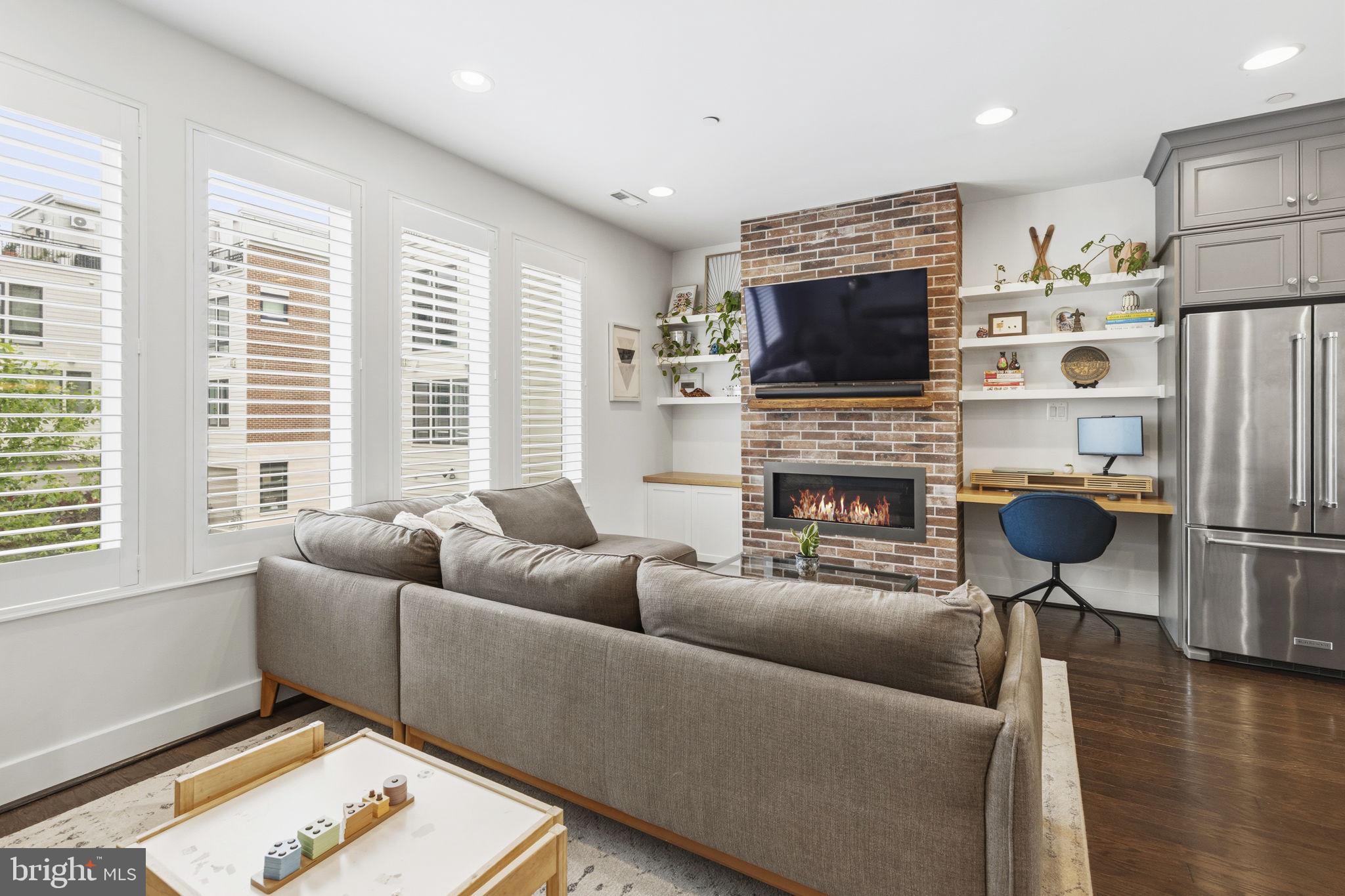 LOCUST POINT - Residential