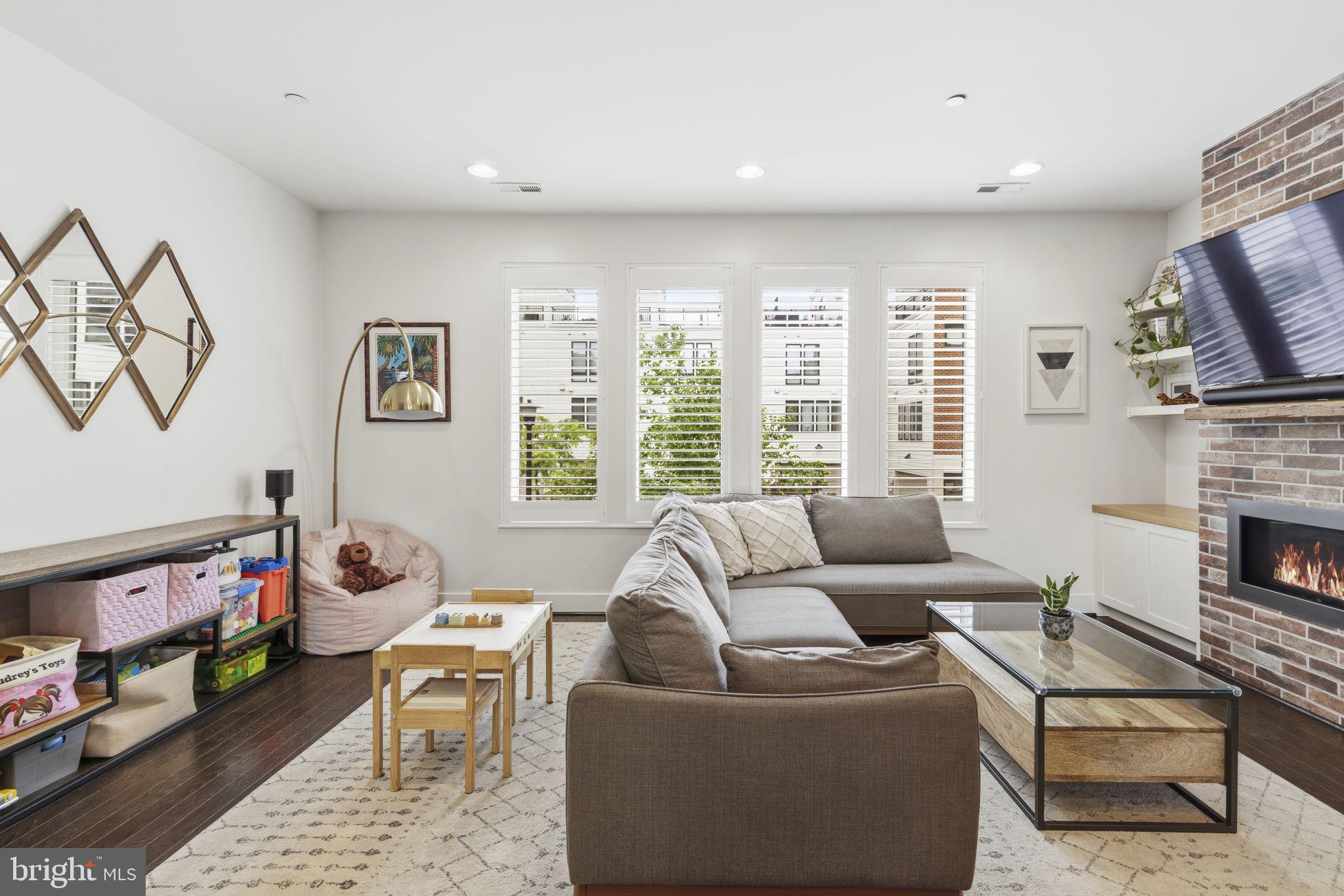 LOCUST POINT - Residential