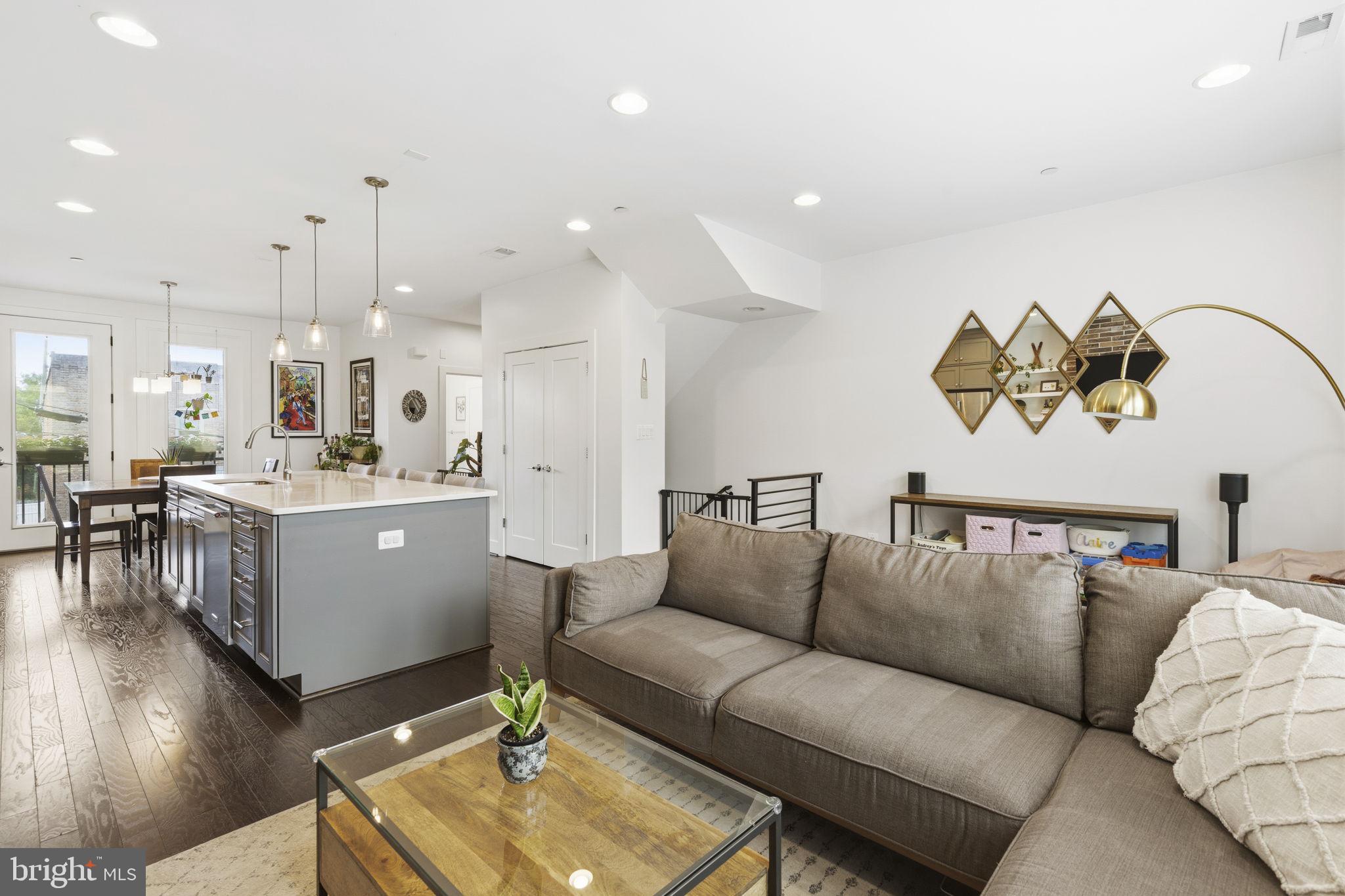 LOCUST POINT - Residential