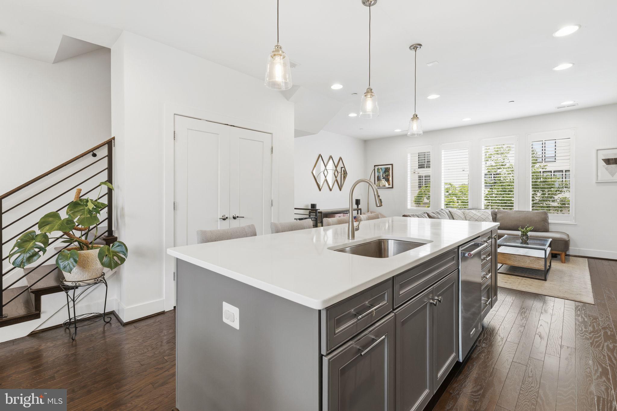 LOCUST POINT - Residential