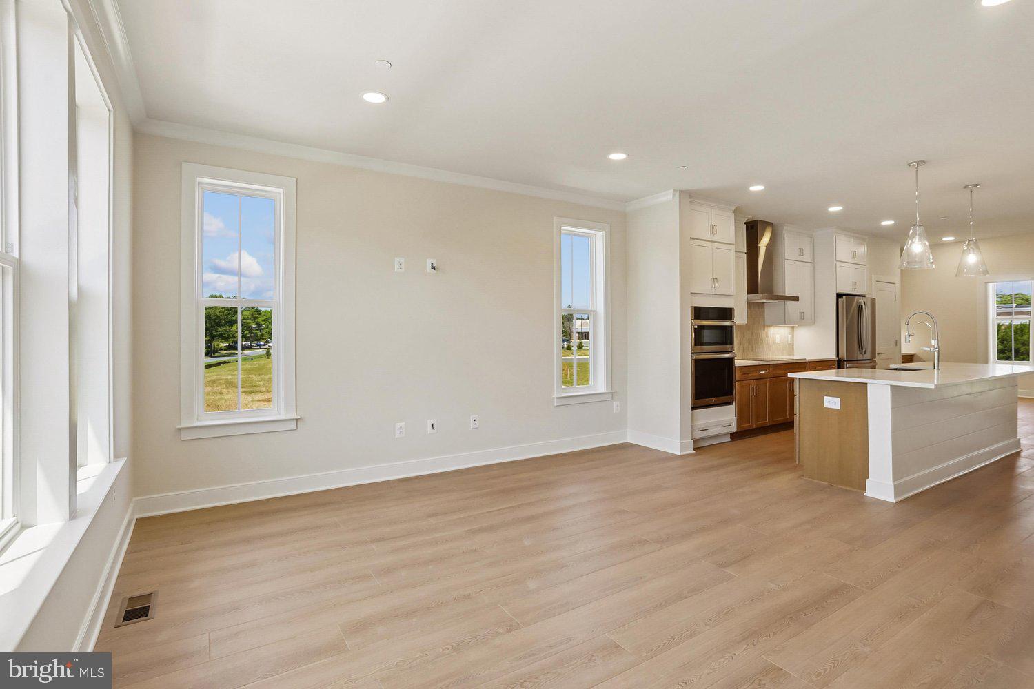 POOLESVILLE - Residential