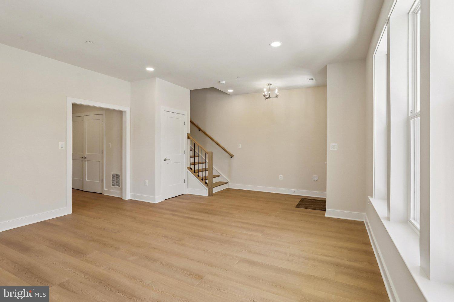 POOLESVILLE - Residential