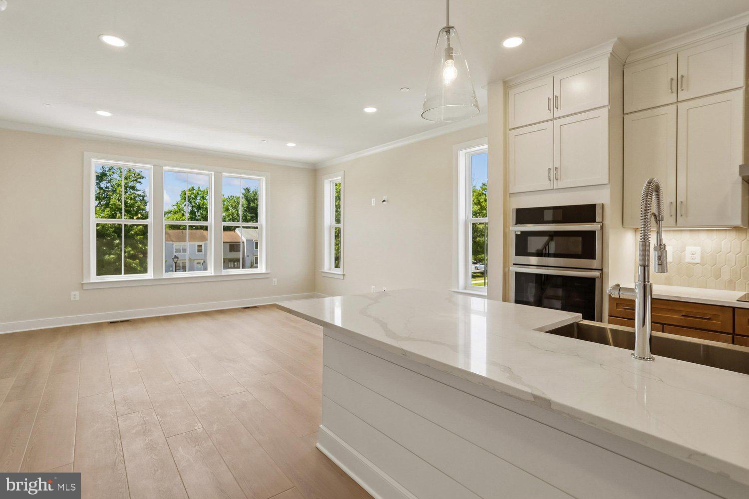POOLESVILLE - Residential