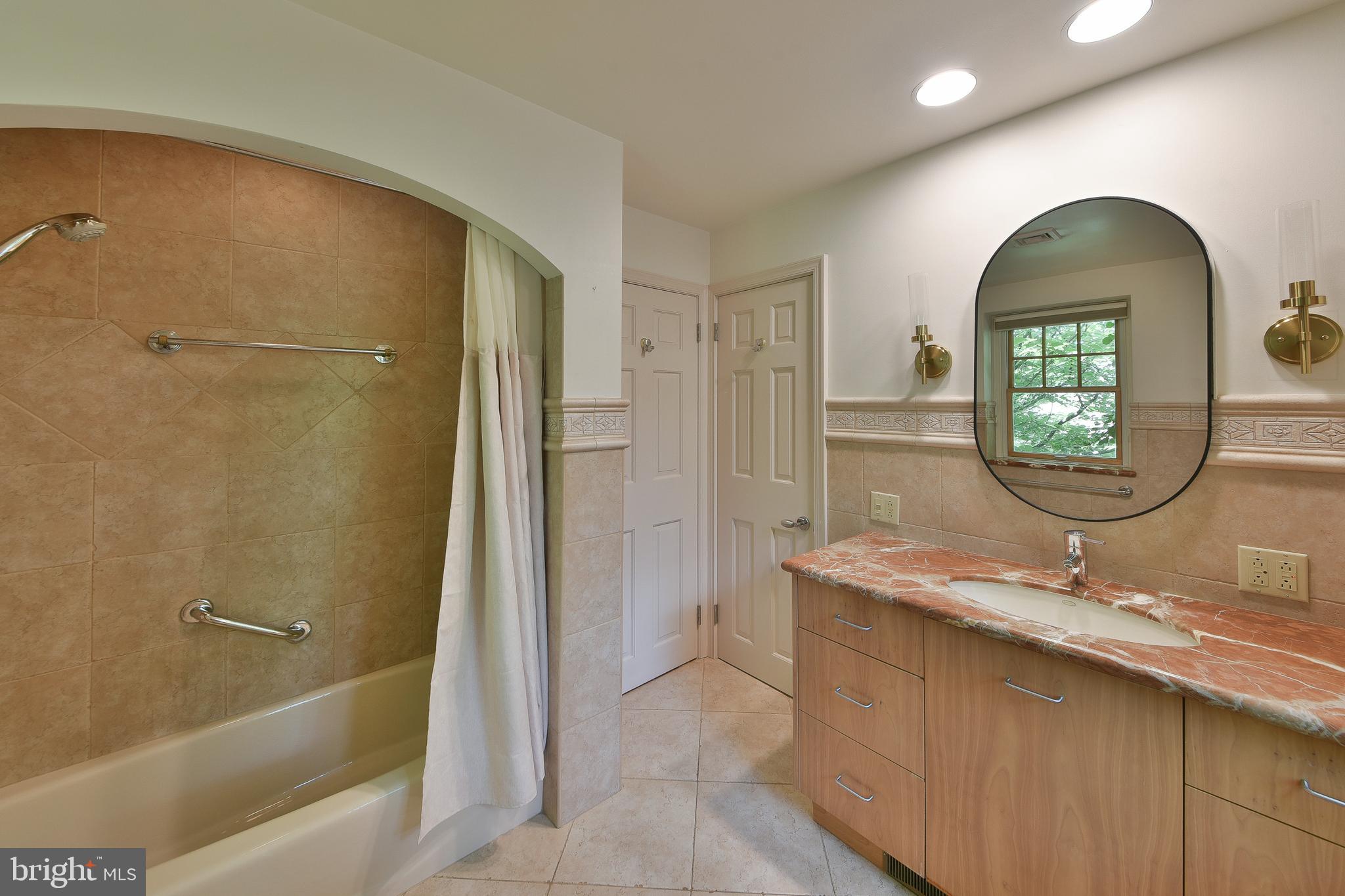 HUNTINGDON VALLEY - Residential